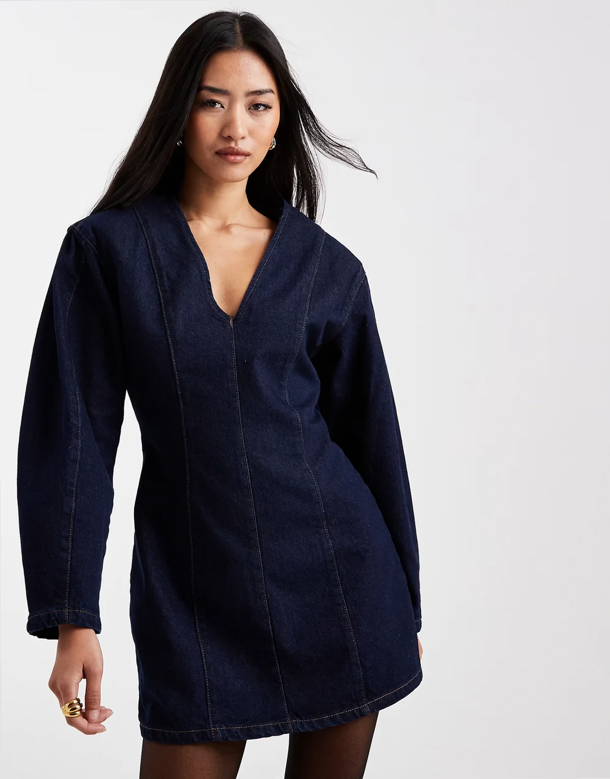 – Kurzes Jeanskleid in Indigoblau mit Cocoon-Ärmeln