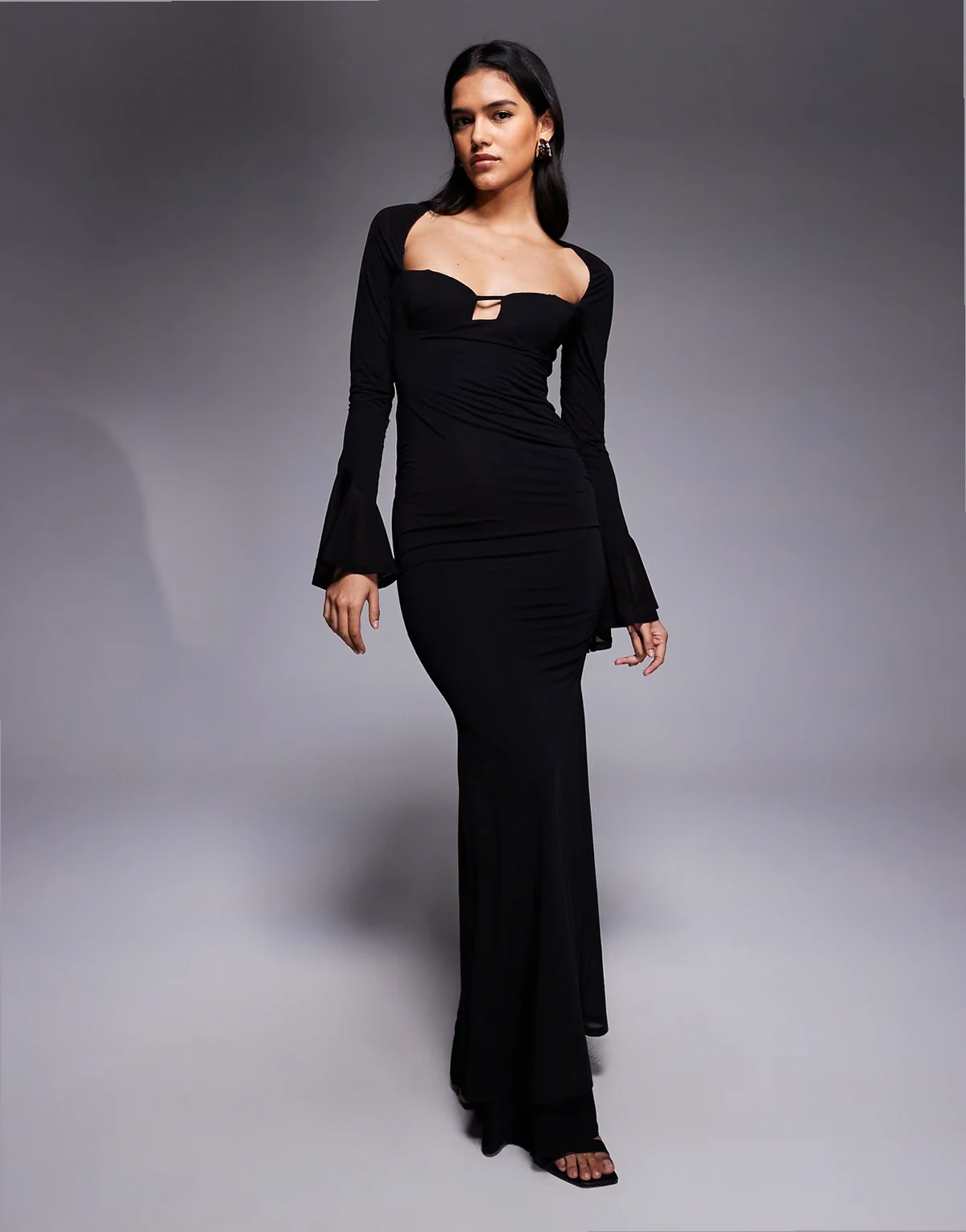 – Maxikleid in Schwarz mit Körbchendesign und asymmetrischen Ärmel-Ziernähten