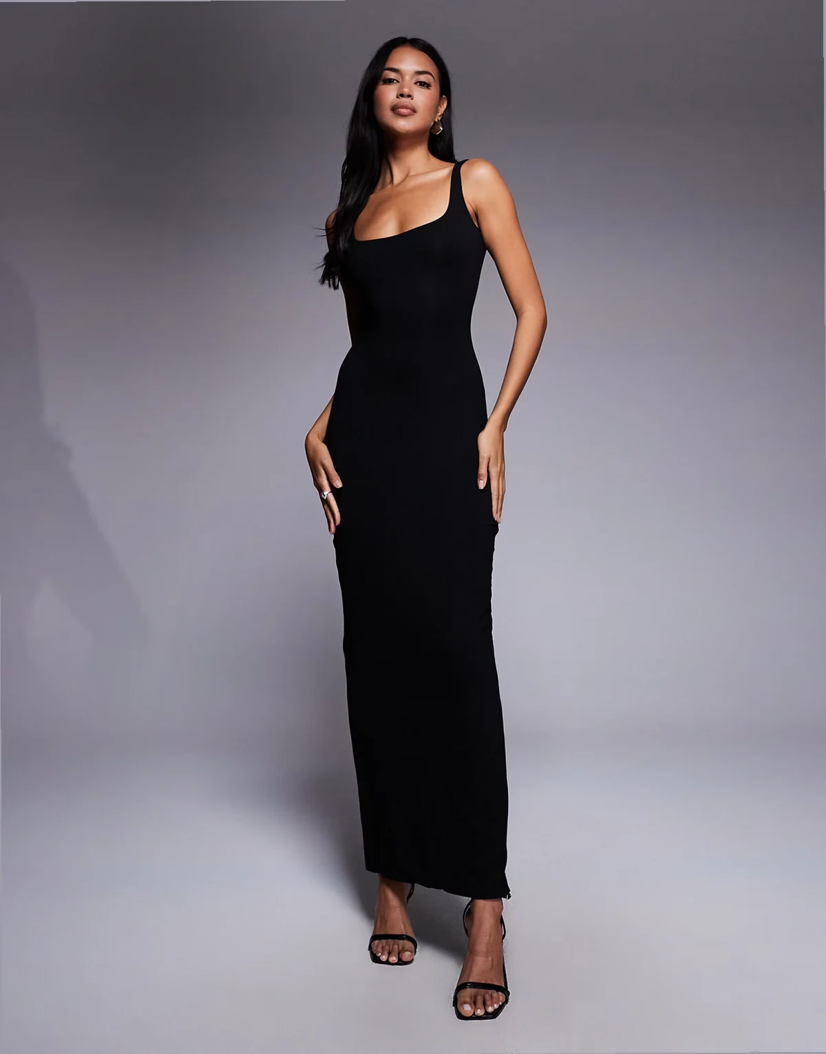 scoop neck maxi dress in black