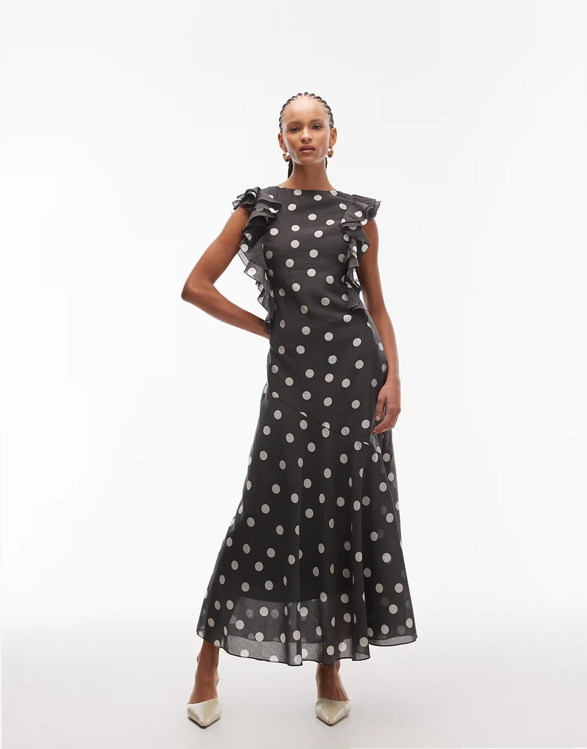 – Maxikleid in Schwarz mit Rüschensaum, tiefem Rückenausschnitt und Polka-Dot-Punktemuster