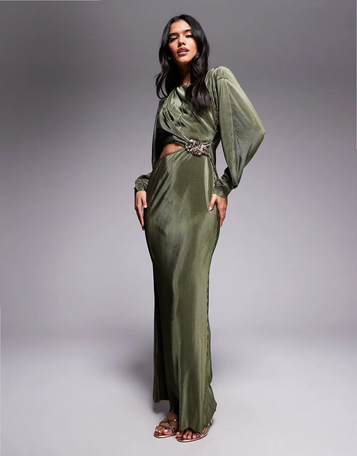 – Plissiertes Maxikleid in khakifarbener Cordoptik mit Cocoon-Ärmeln und Metall-Detail