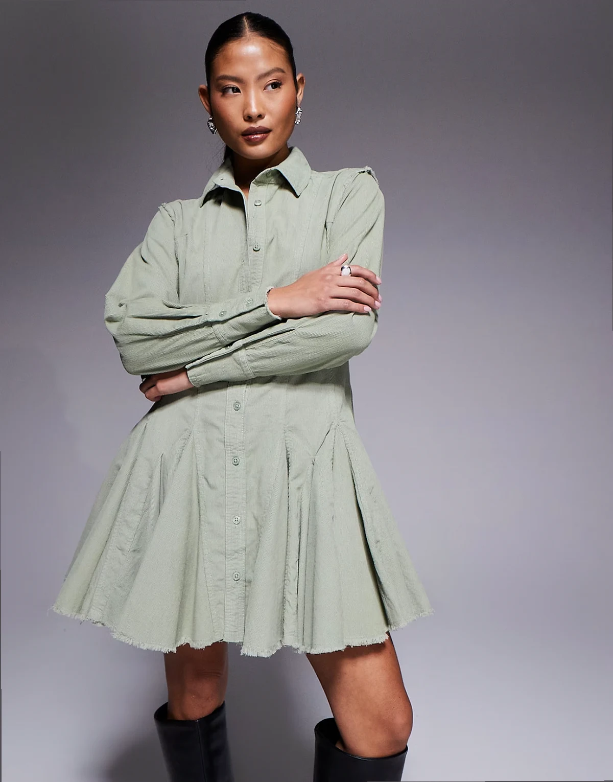ASOS DESIGN Petite – Cord-Hemdkleid in Salbeigrün mit betonter Taille und Godets