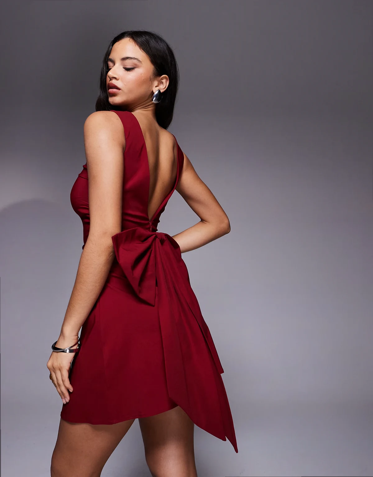 bengaline structured low back bow detail mini dress in burgundy