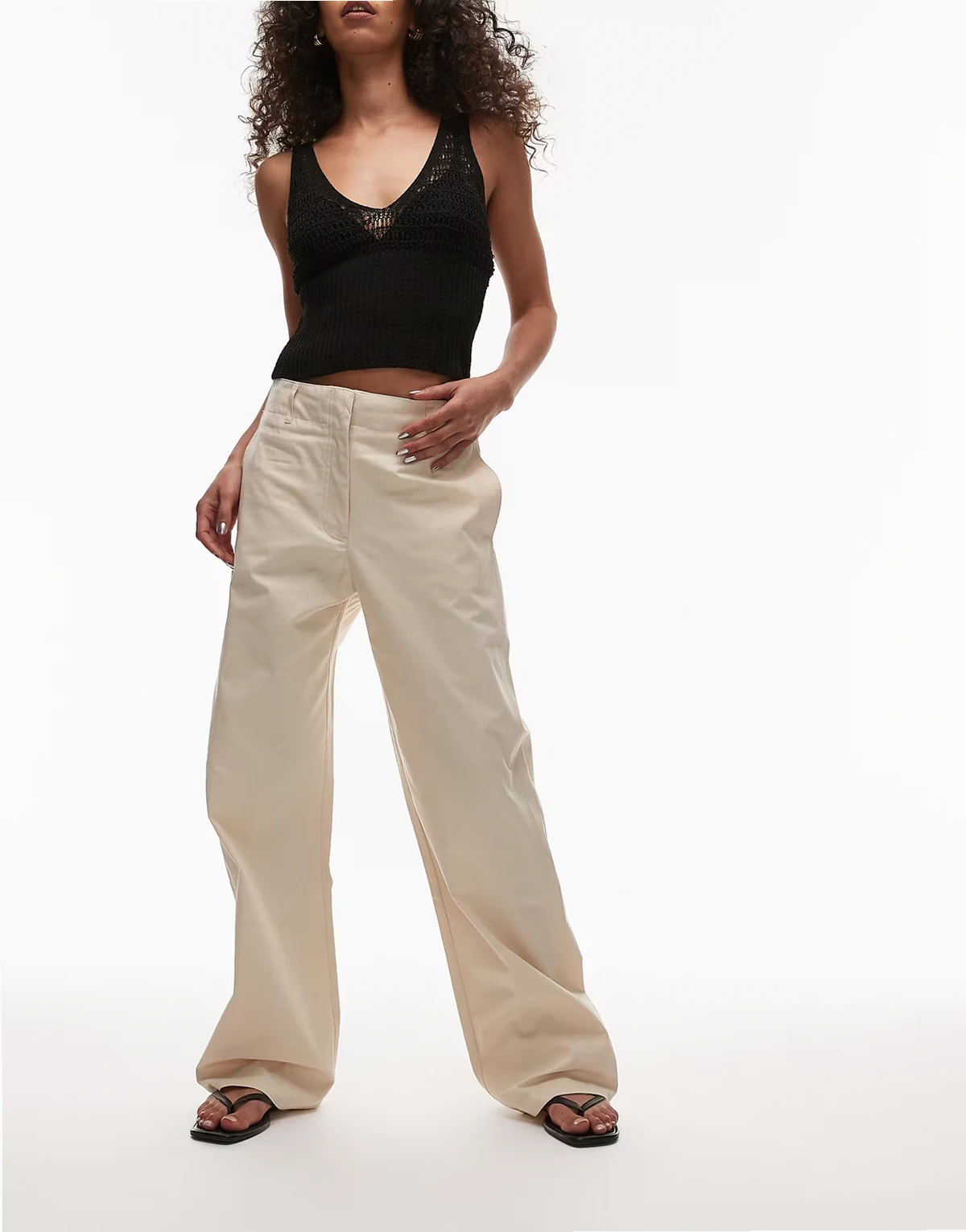 – Hose in Hellbeige mit verdeckter Knopfleiste und schmalem Schnitt