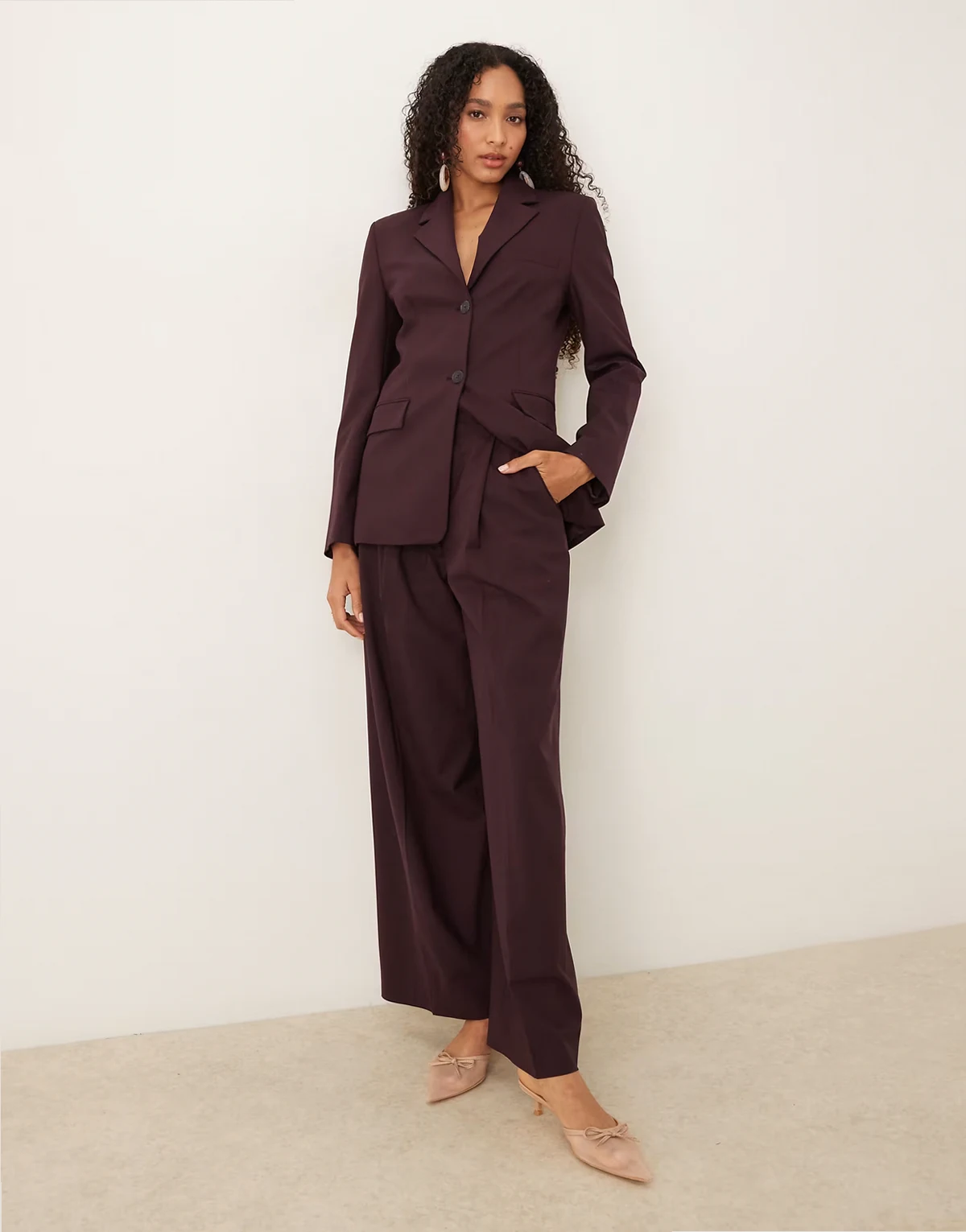 – Capsule – Relaxed-Fit-Bundfaltenhose in Pflaume mit ausgestelltem Bein, Kombiteil