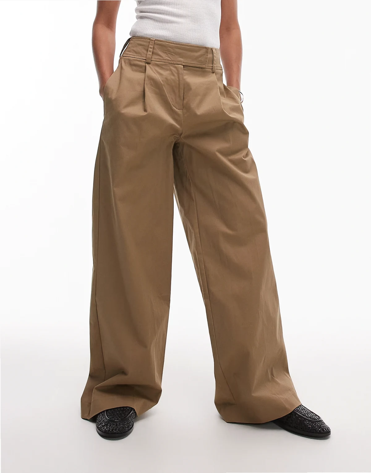 – Elegante Hose im Chino-Stil in Sand mit hohem Bund, Bundfalten und weitem Bein