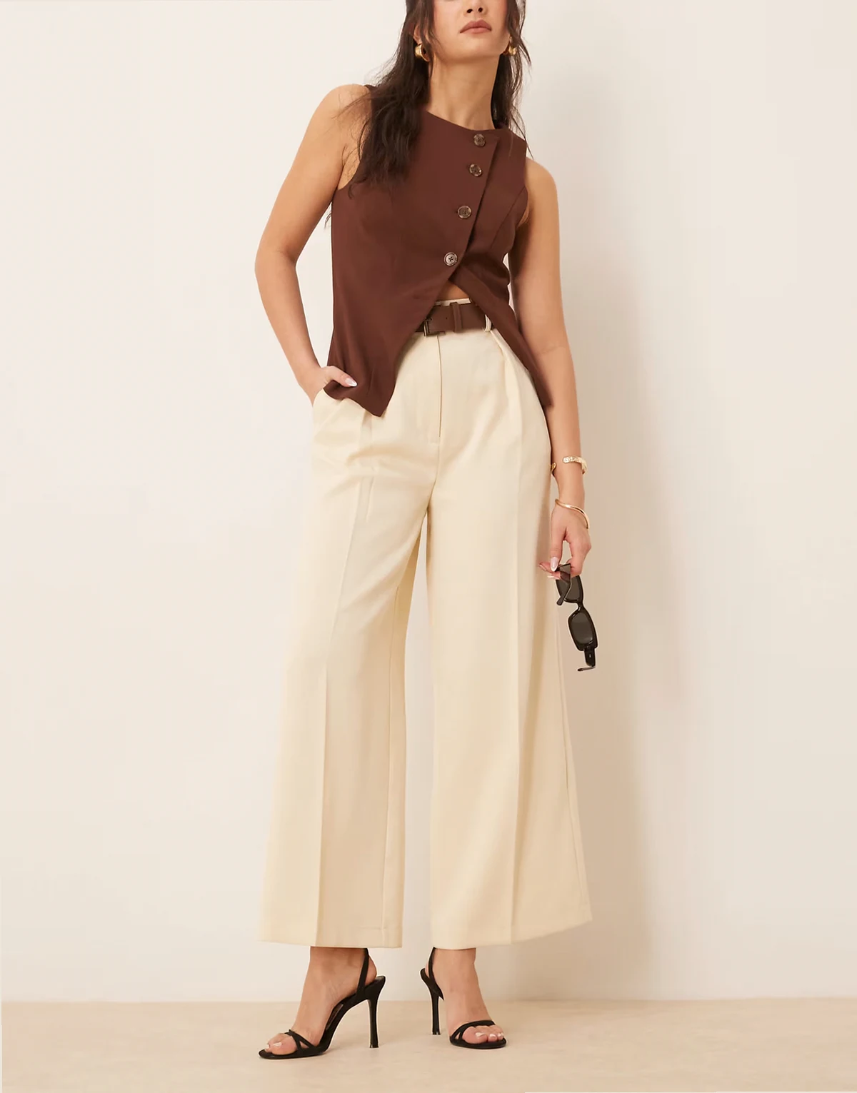 – Elegante, knöchellange Hose in Buttermilch mit Kunstledergürtel