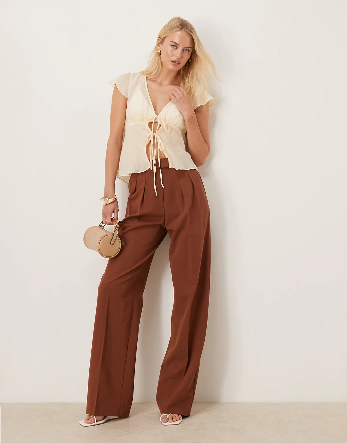 Tall – Elegante Hose in dunklem Karamell mit weitem Bein und Bundfalten