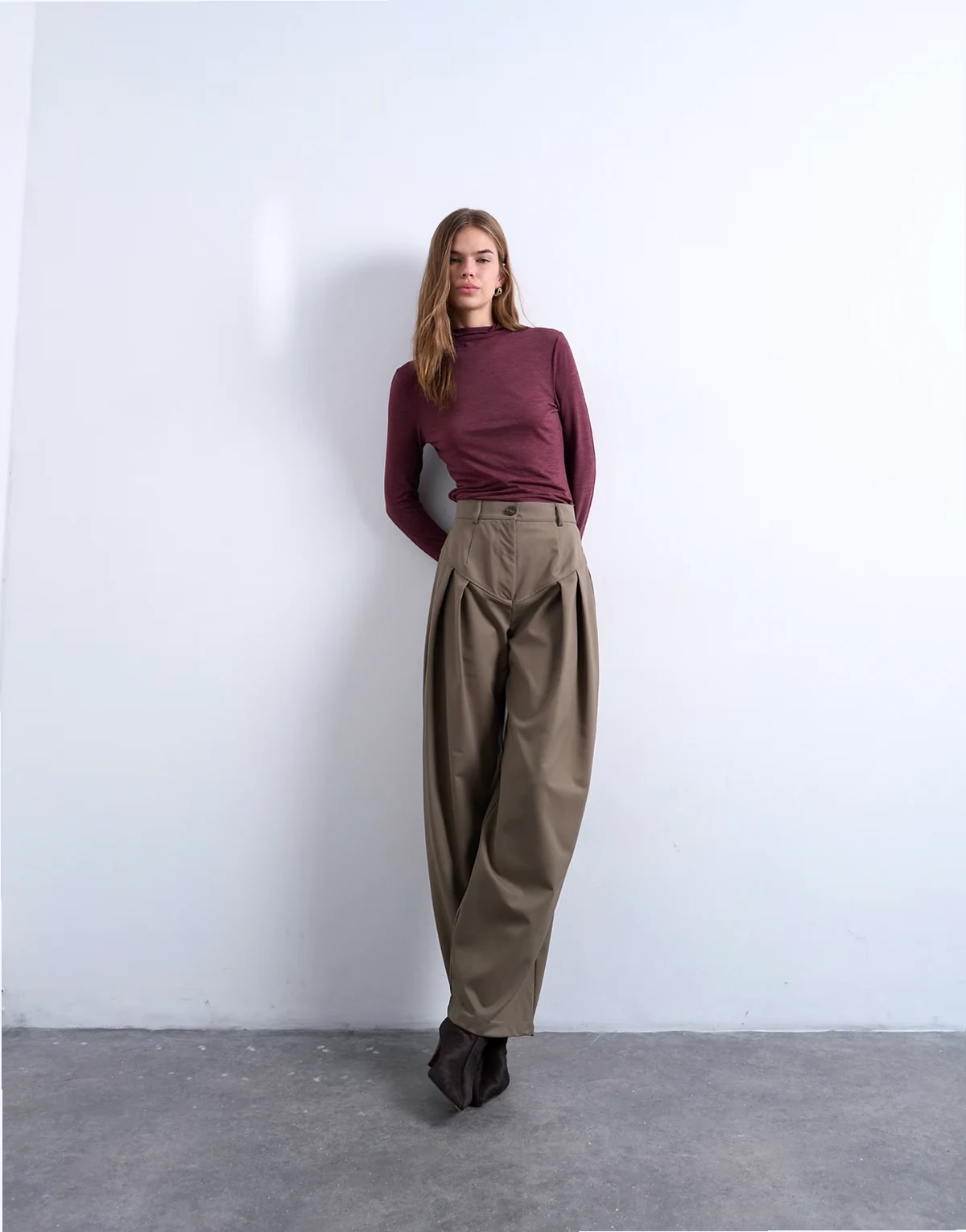 – Barrel-Leg-Hose in Camel mit tiefer Taille