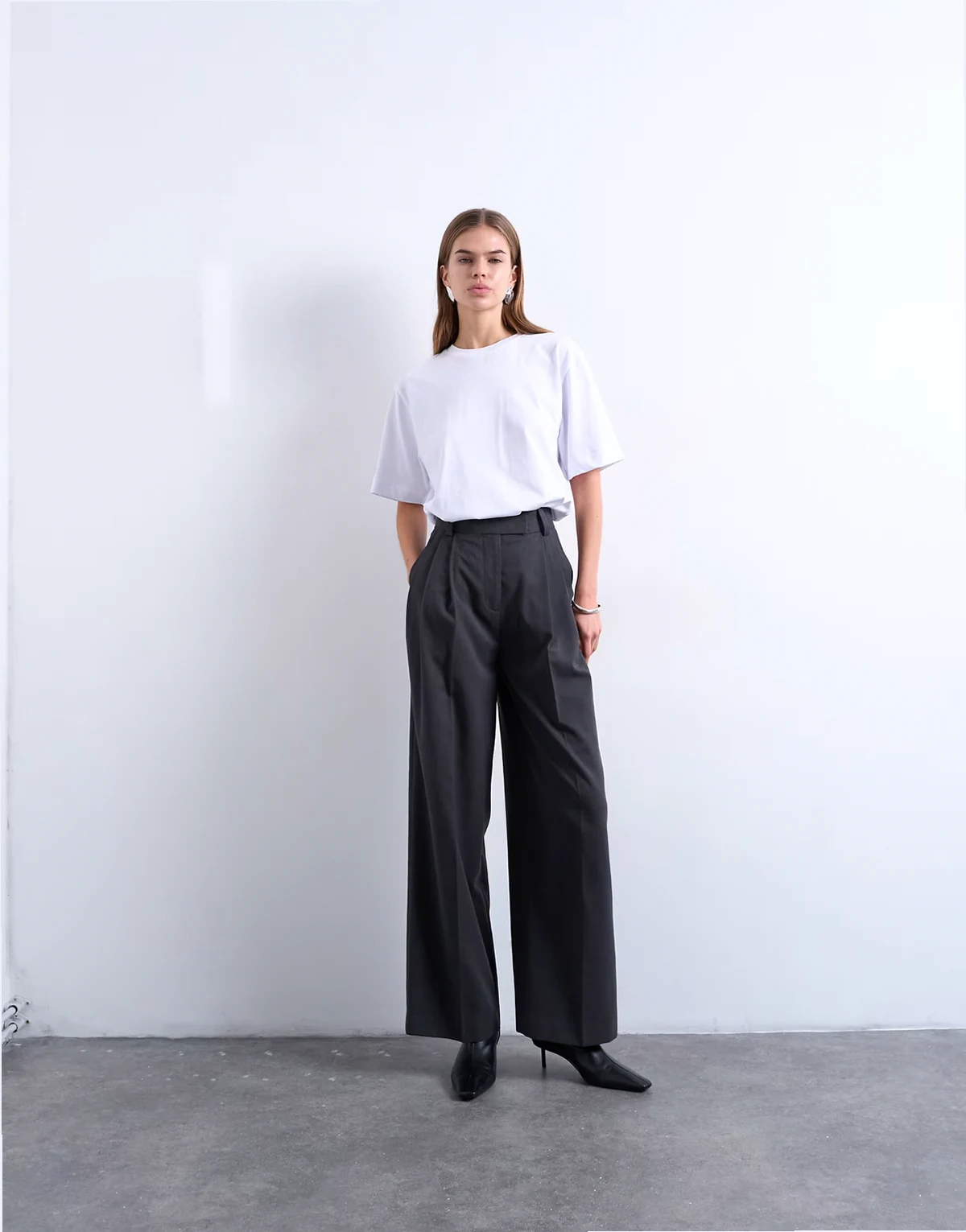 – Elegante, angeraute Hose in Dunkelgrau mit hohem Bund und zwei Bundfalten
