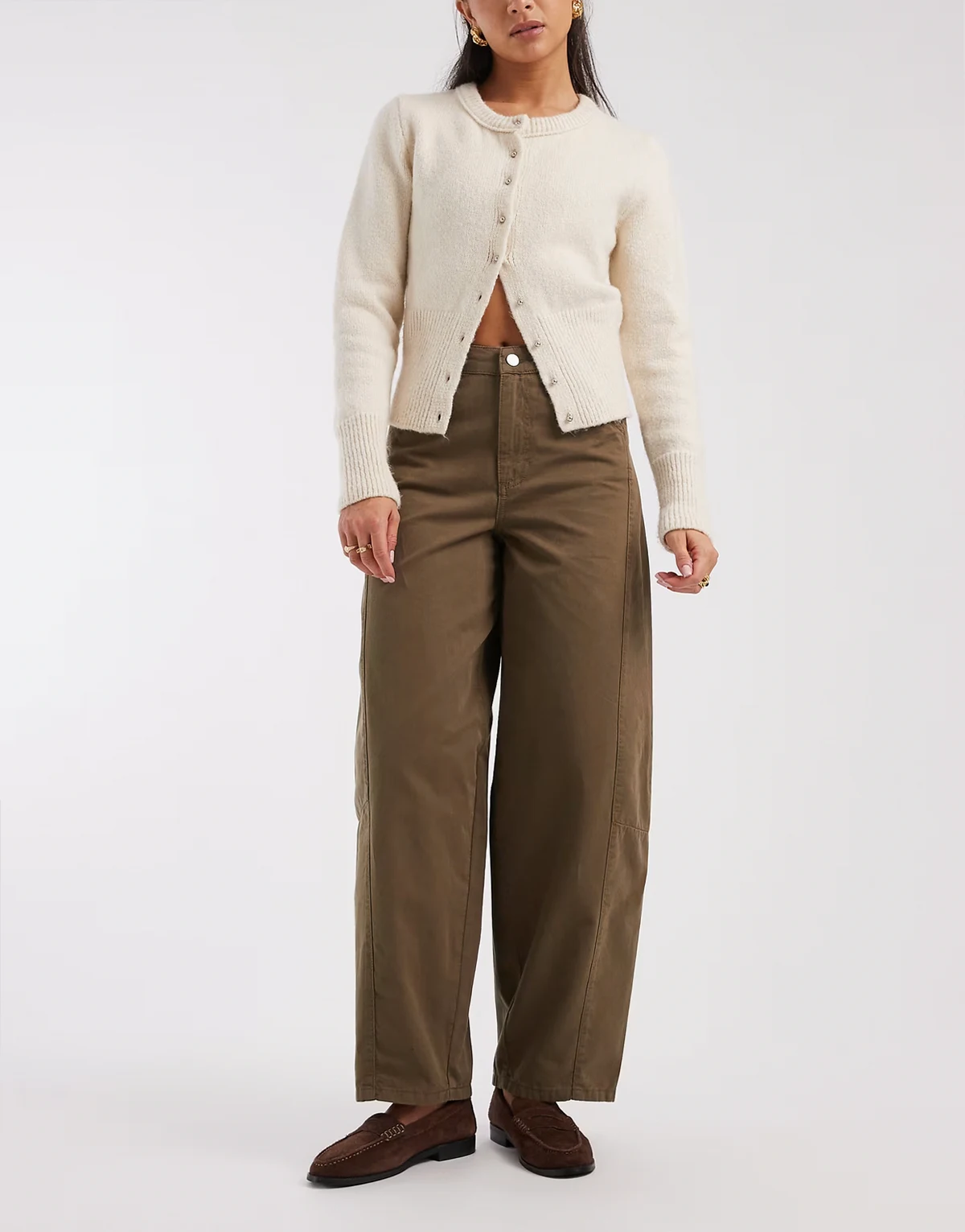 – Hose in Khaki mit Papier-Haptik und abgerundetem Beinschnitt