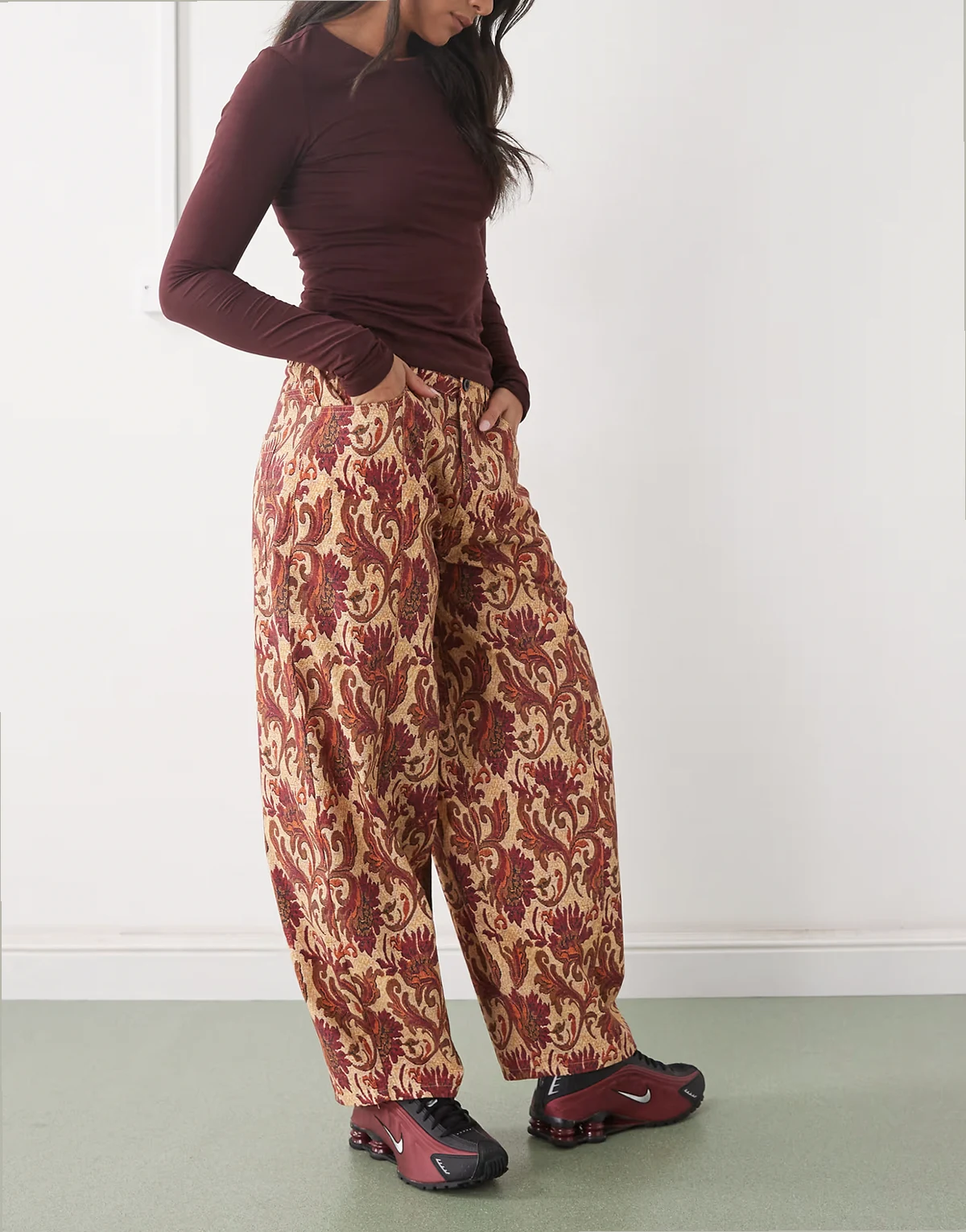 – Weite Hose mit Gobelin-Muster und abgerundetem Bein