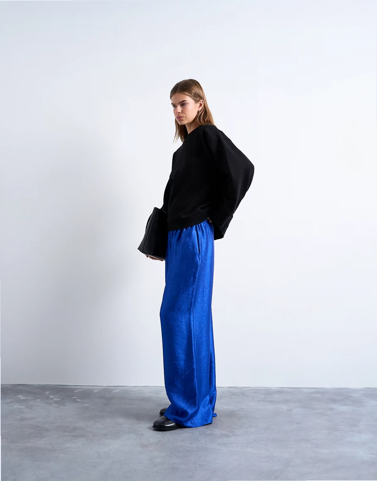 – Strukturierte Satinhose in Mittelblau mit geradem Bein