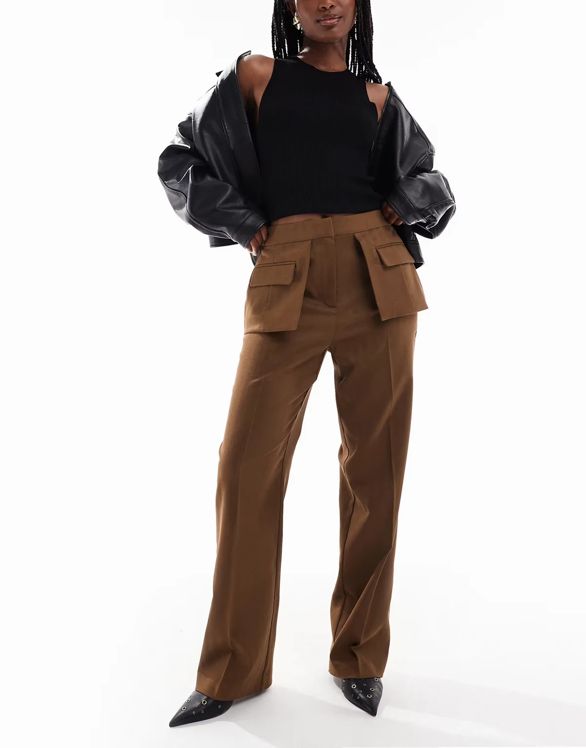 – Elegante Hose in dunklem Kamelbraun mit gerader Schnitt und aufgesetzter Utility-Tasche