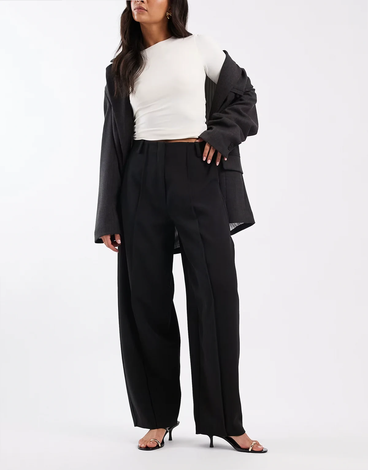 – Elegante Hose in Schwarz mit Biesen und extremem Cocoon-Schnitt