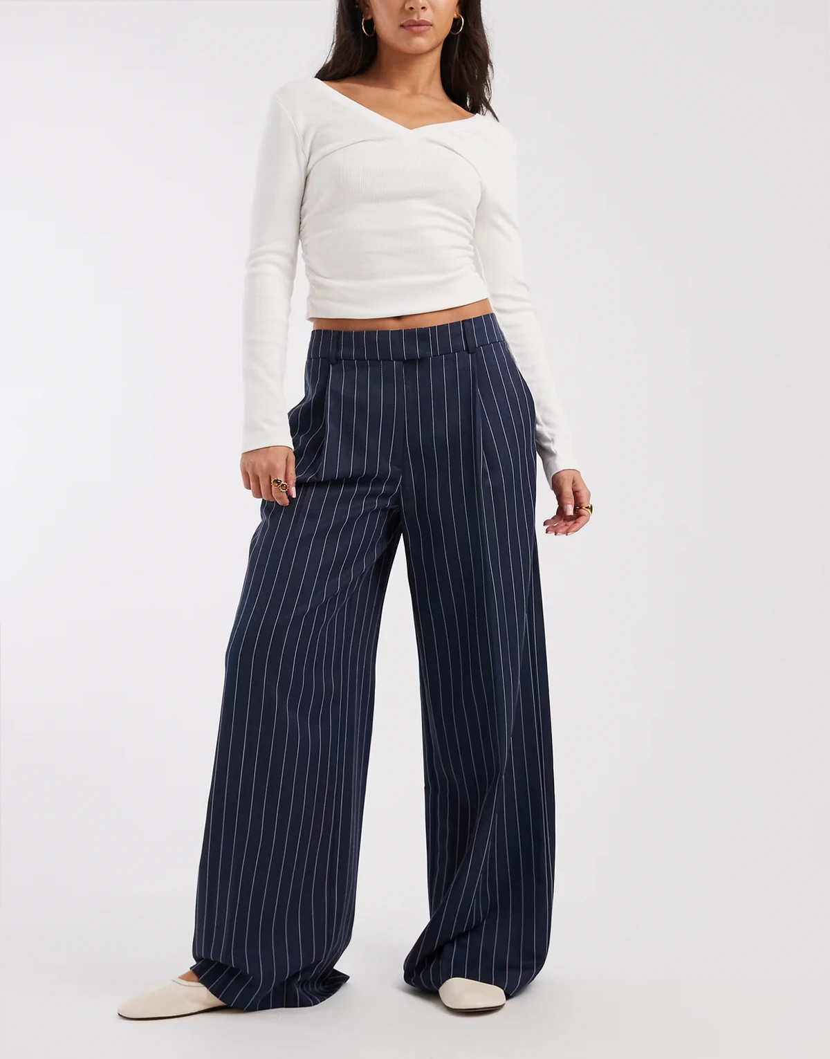 – Elegante, maskuline Hose in Marineblau mit weitem Bein, niedrigem Bund und Nadelstreifen