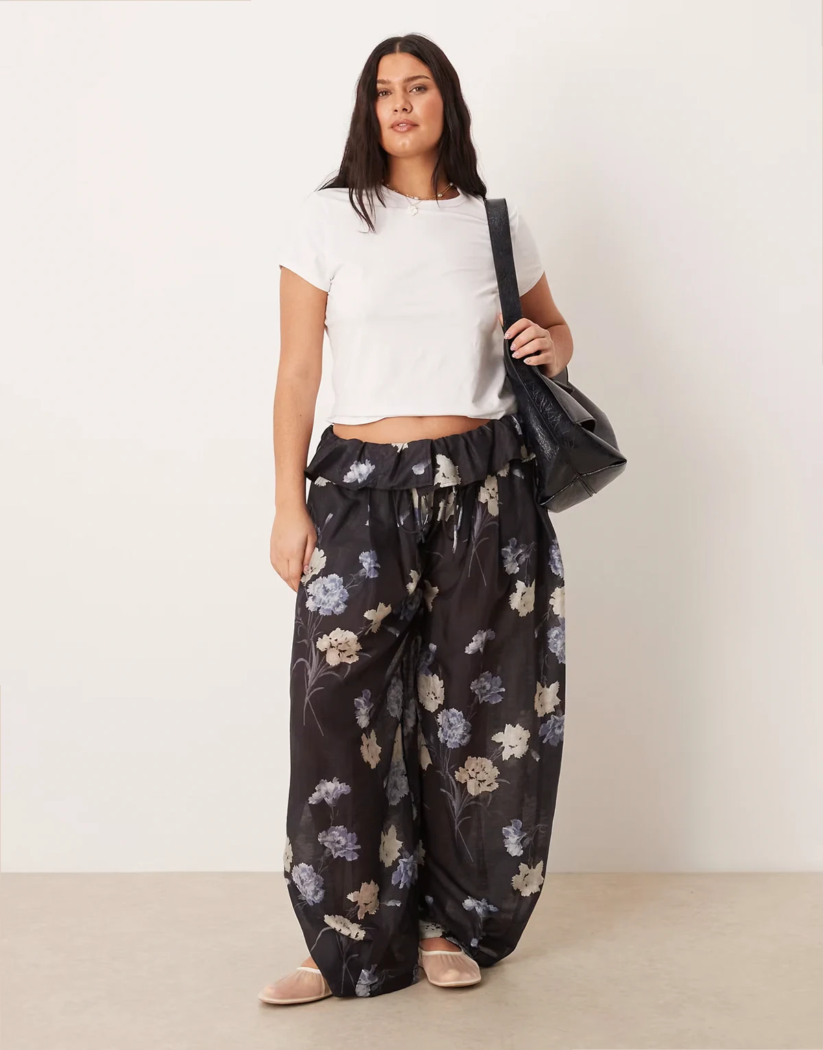ASOS DESIGN Curve – Czarne zwiewne spodnie w kwiatowy wzór