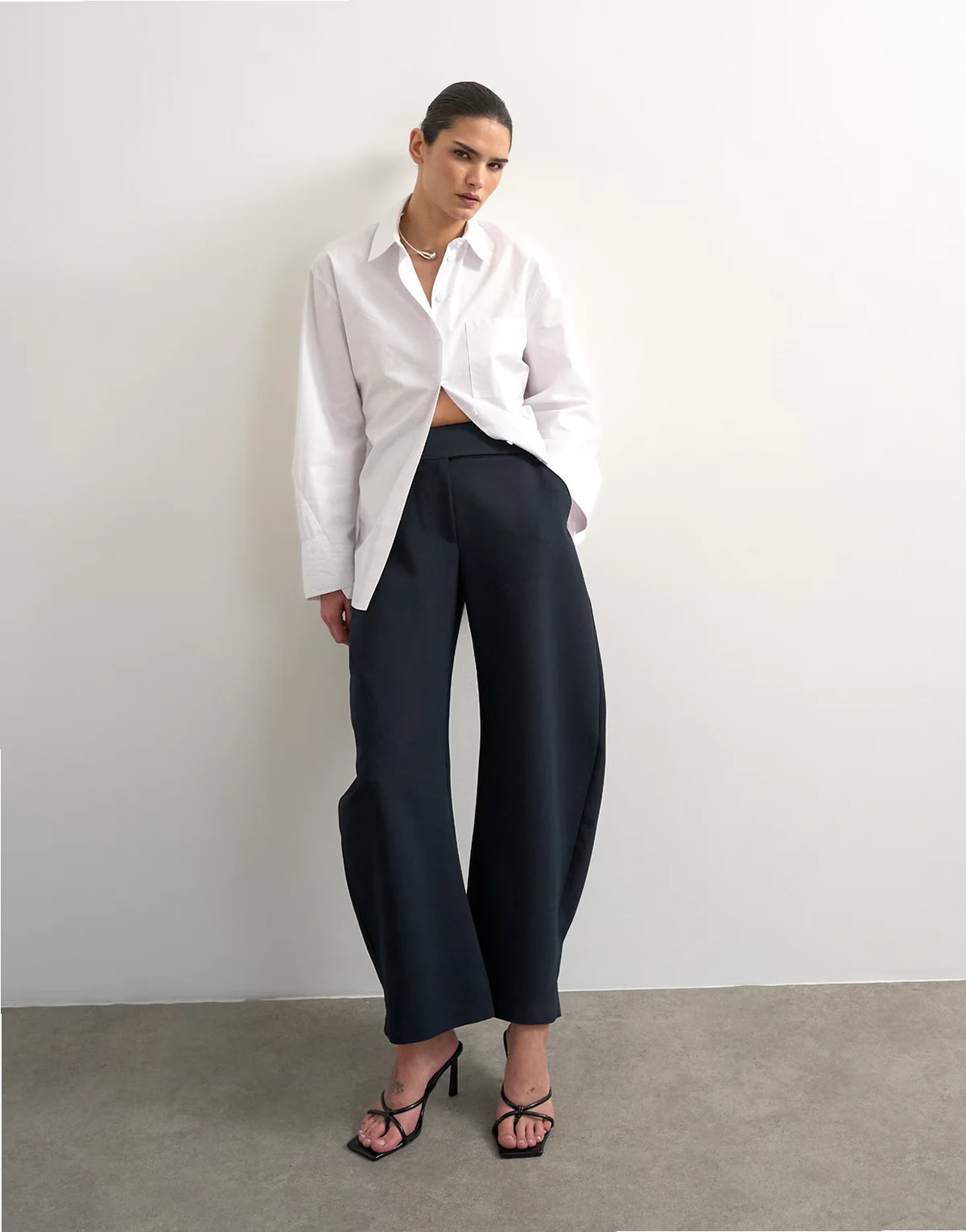 – Elegante Hose in Marineblau mit abgerundetem Beinschnitt