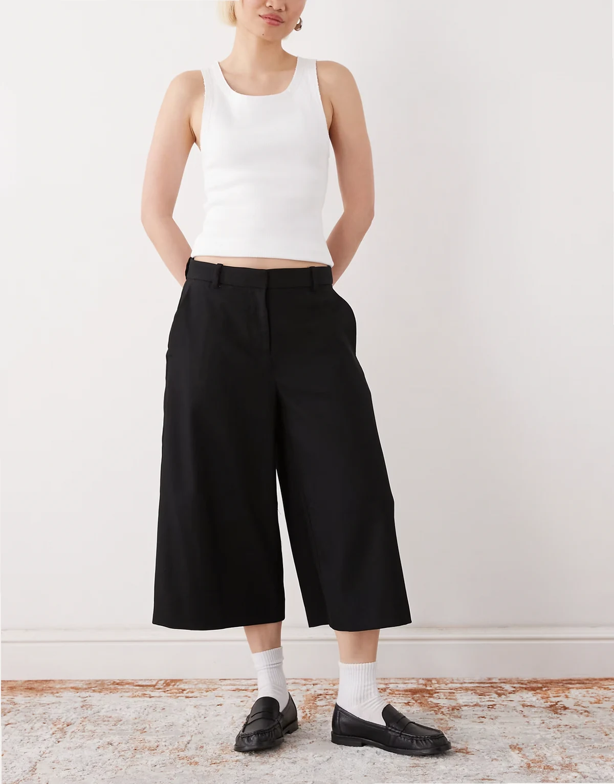 – Capri-Hose aus Anzugstoff in Schwarz