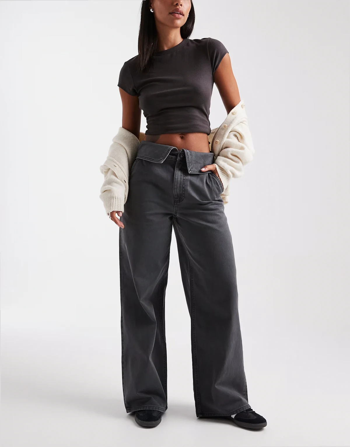 – Hose in Anthrazit mit umgeschlagener Taille und weitem Bein