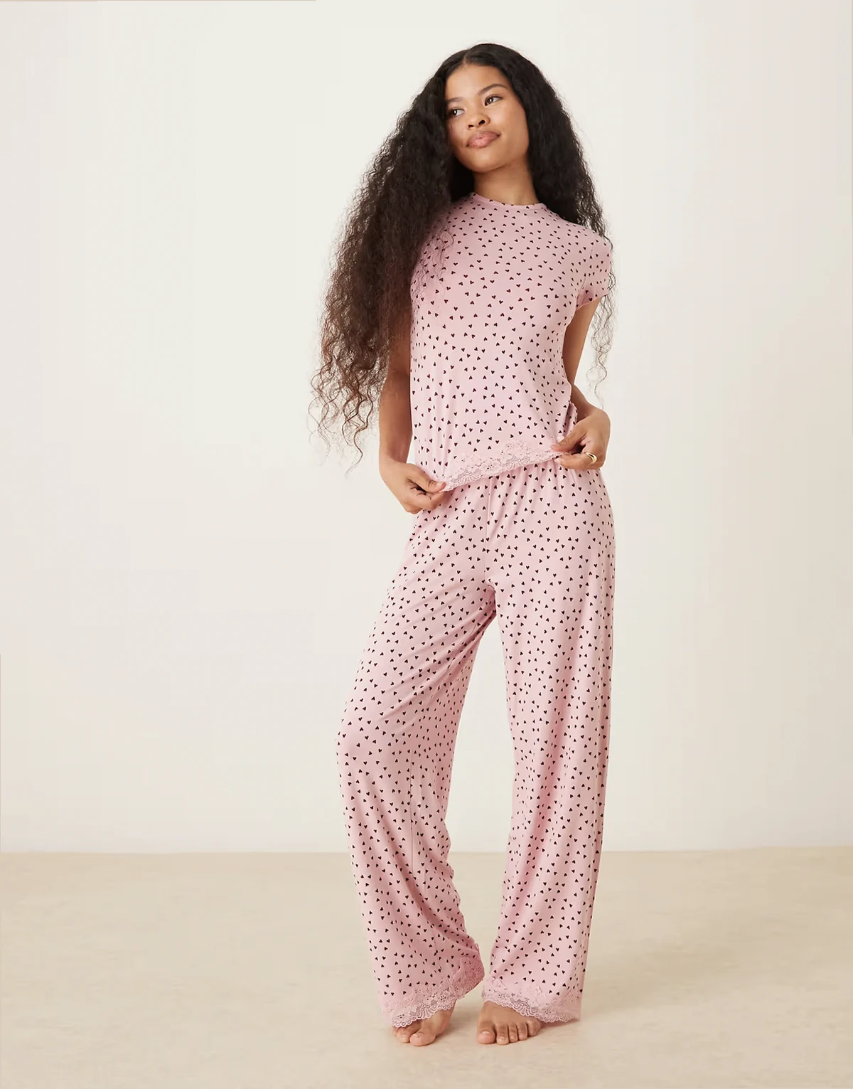 ASOS DESIGN Petite – Mix & Match – Pyjama-Hose in Rosa mit weitem Bein, Spitzenborte und Herzmuster