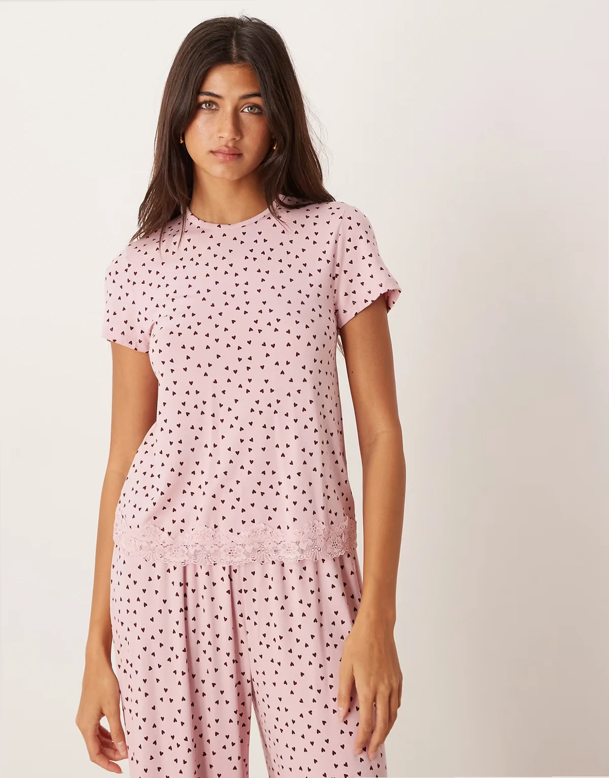 – Valentinstag – Mix & Match – Knapp geschnittenes T-Shirt in Rosa mit Spitzenborte und Herzmuster