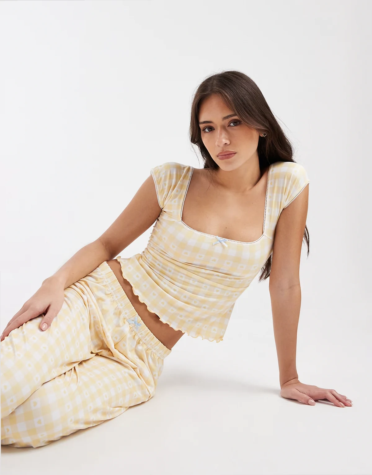 – Superweicher Jersey-Pyjama in Buttergelb kariert, bestehend aus Hose mit weitem Bein und Camisole-Oberteil