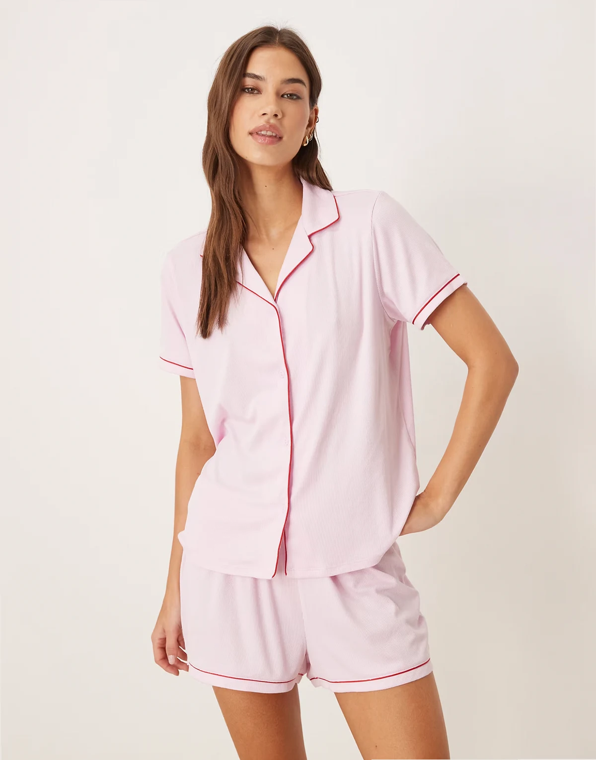 – Gerippter Pyjama in Rosa mit roter Paspelierung und Shorts mit Reverskragen