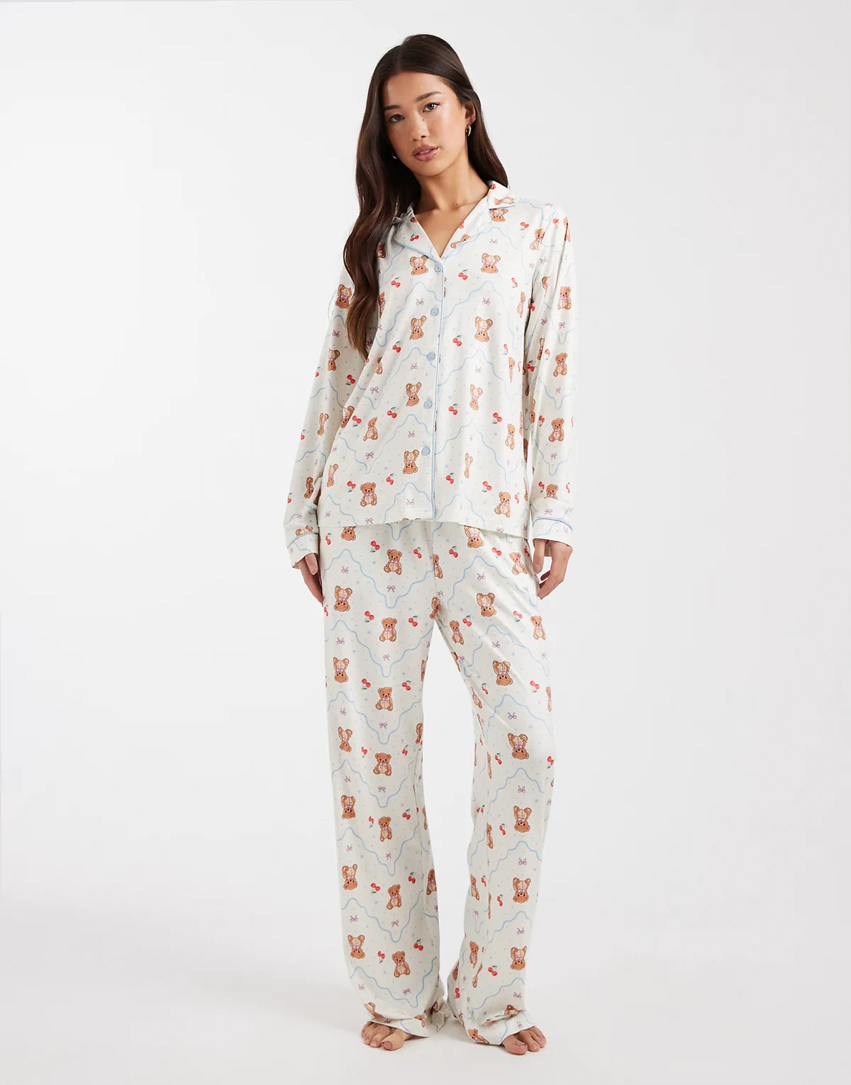 – Superweicher Pyjama in Ecru und Blau mit Bärenmotiv und Knopfleiste