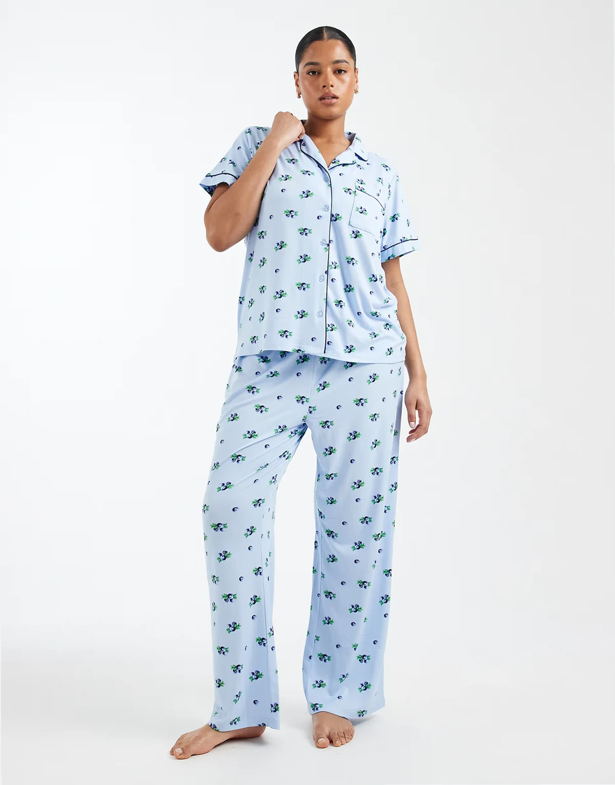 Curve – Pyjama mit Oberteil mit Reverskragen und Hose mit weitem Bein, aus superweichem Jersey mit Blaubeer-Print