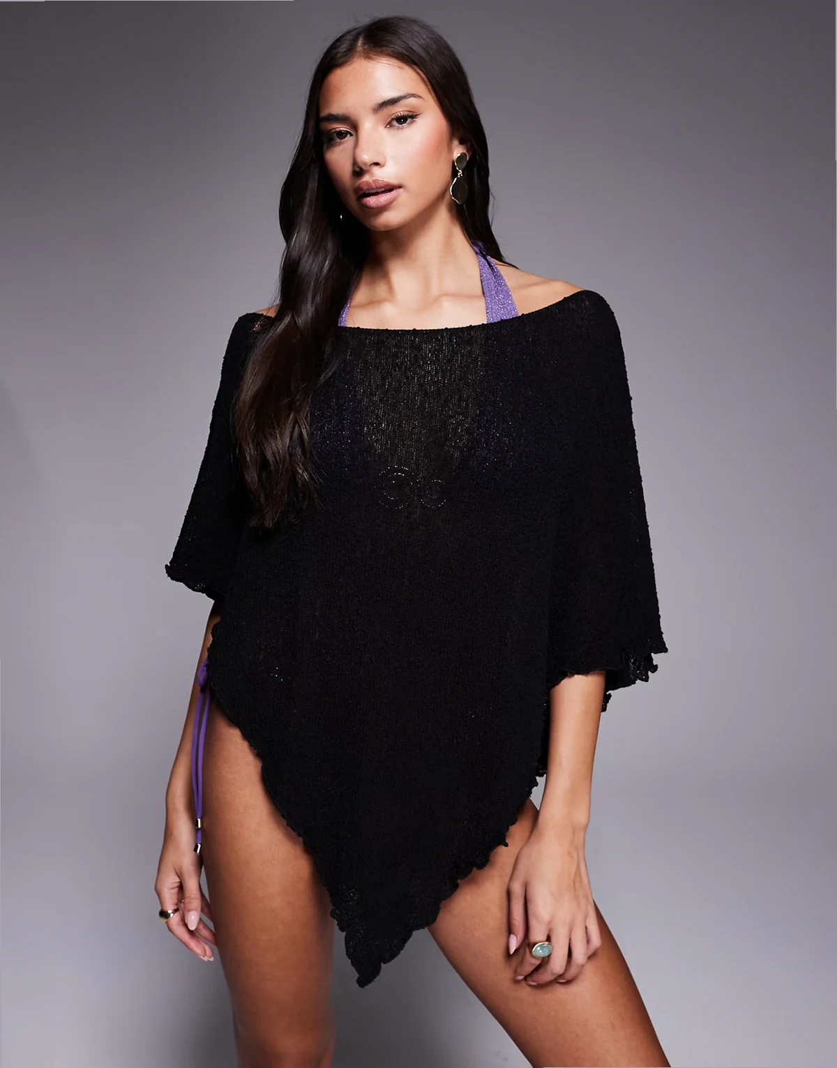 – Gestrickter Strand-Poncho in Schwarz