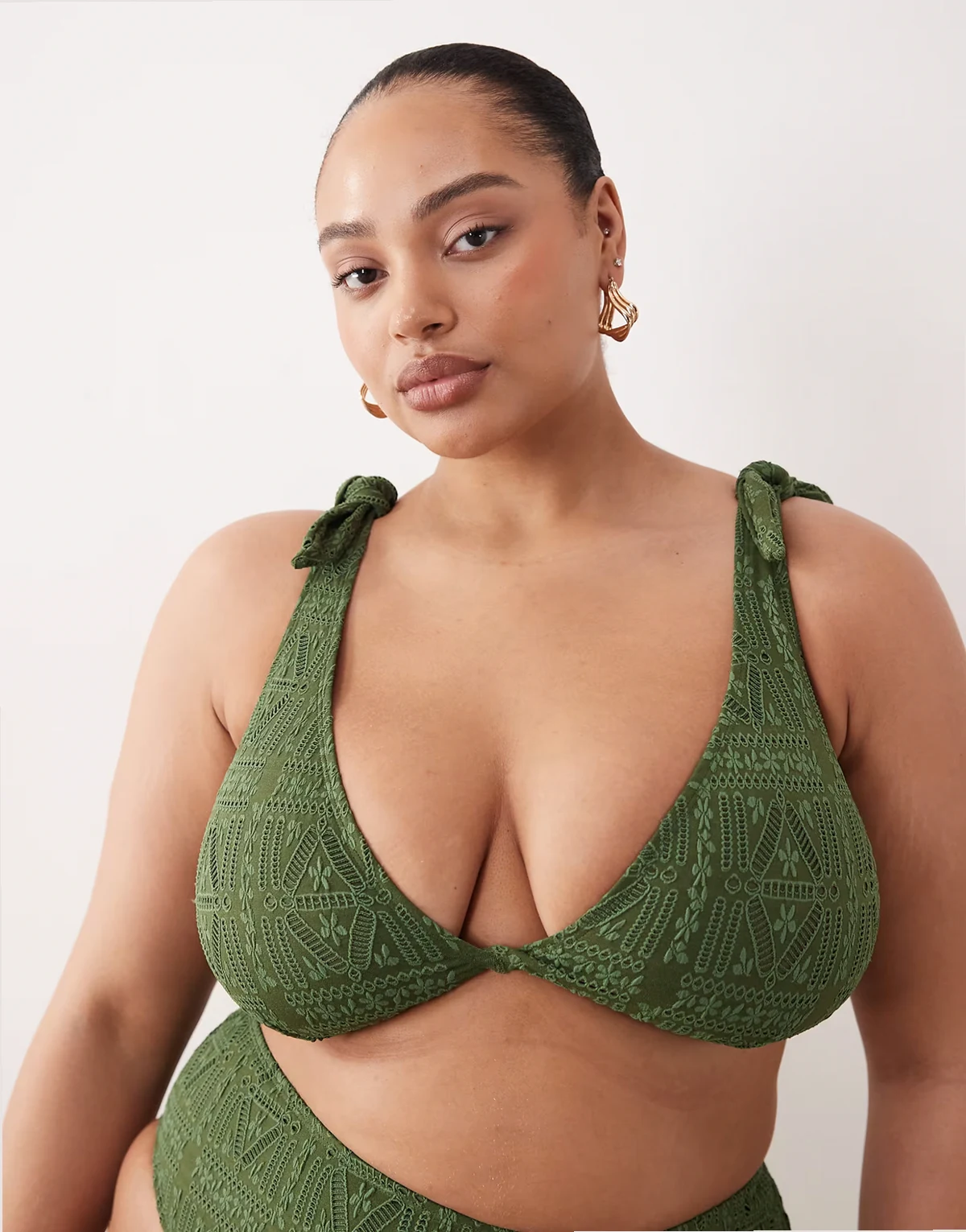 ASOS DESIGN Curve – Kyle – Oliwkowa skręcona z przodu góra od bikini o krótkim fasonie z haftem angielskim