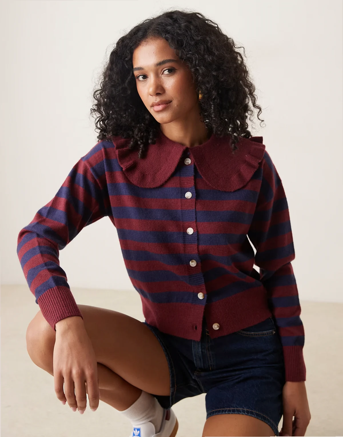 – Kardigan o pudełkowym kroju w niebiesko-czerwone paski