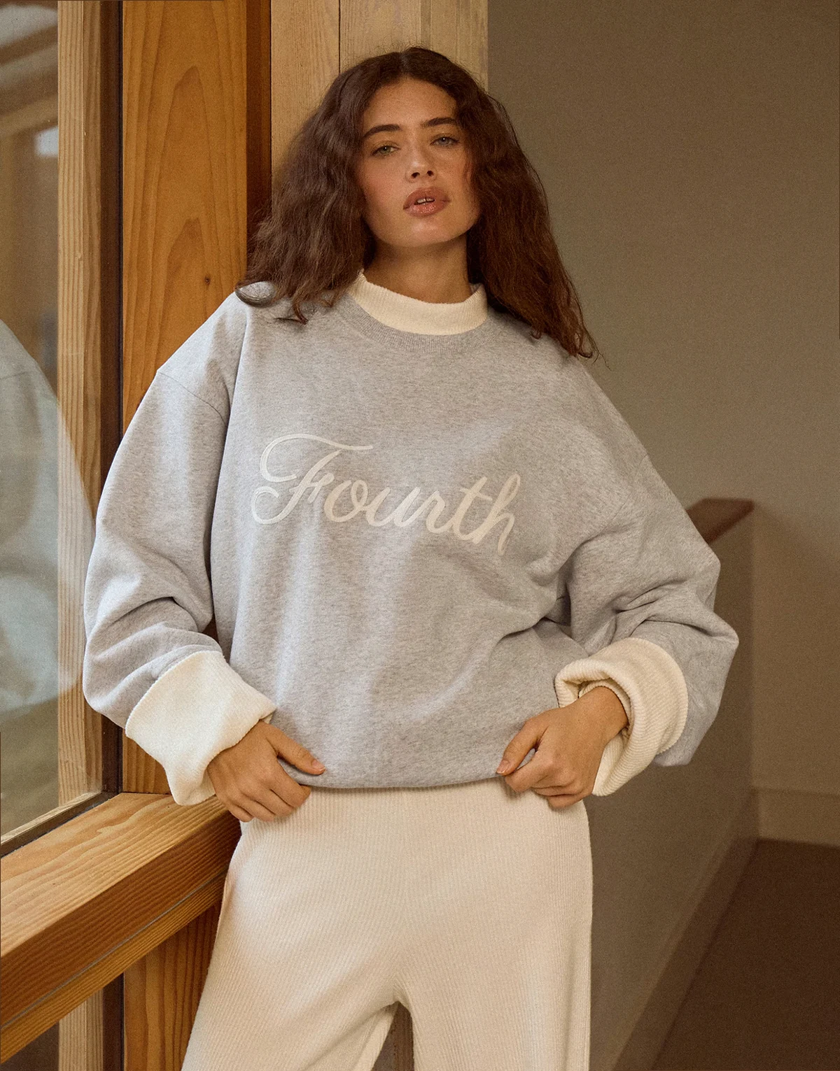 – Sweatshirt in meliertem Grau mit hohem Baumwollanteil und aufgesticktem „Fourth“-Logoschriftzug