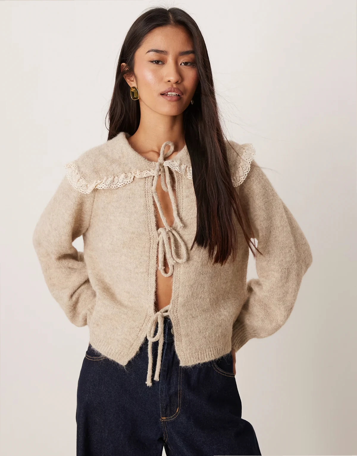 – Vorne gebundene Strickjacke in Hellbeige mit Rüschenkragen