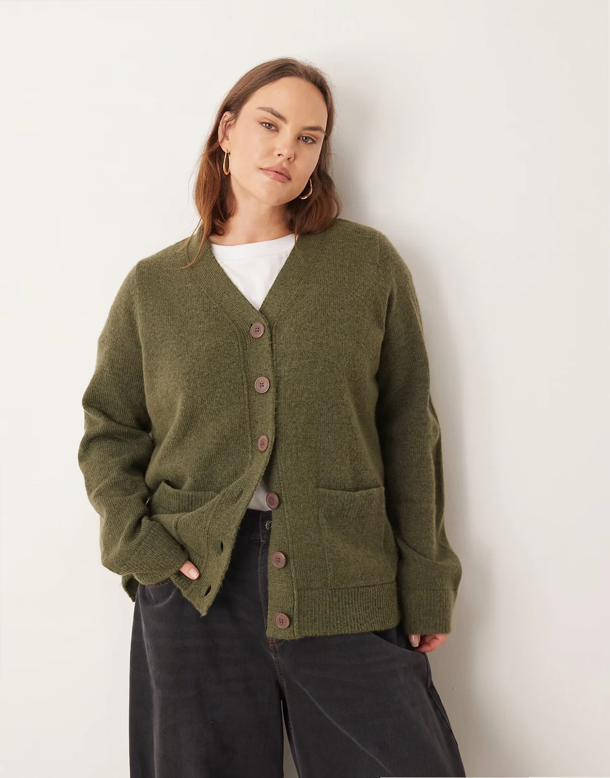 ASOS DESIGN Curve – Kardigan o fasonie boyfriend z kieszenią z przodu w kolorze khaki