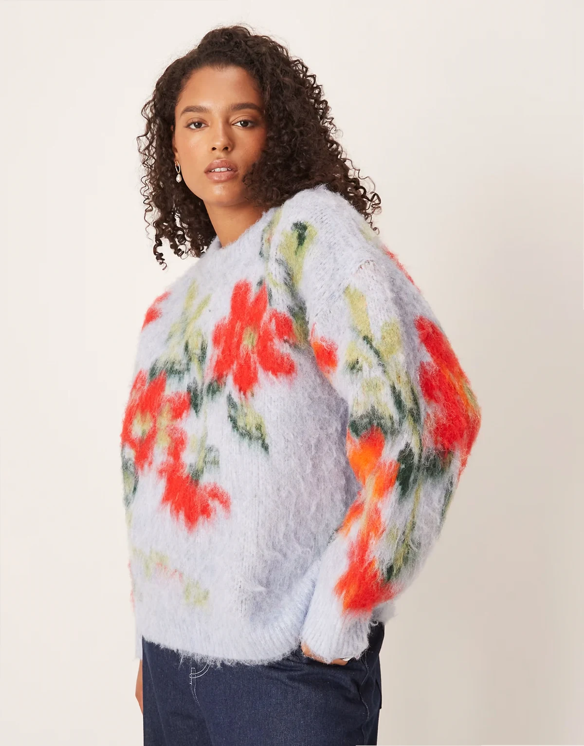 ASOS DESIGN Curve – Niebieski luźny sweter w rozmyty kwiatowy wzór