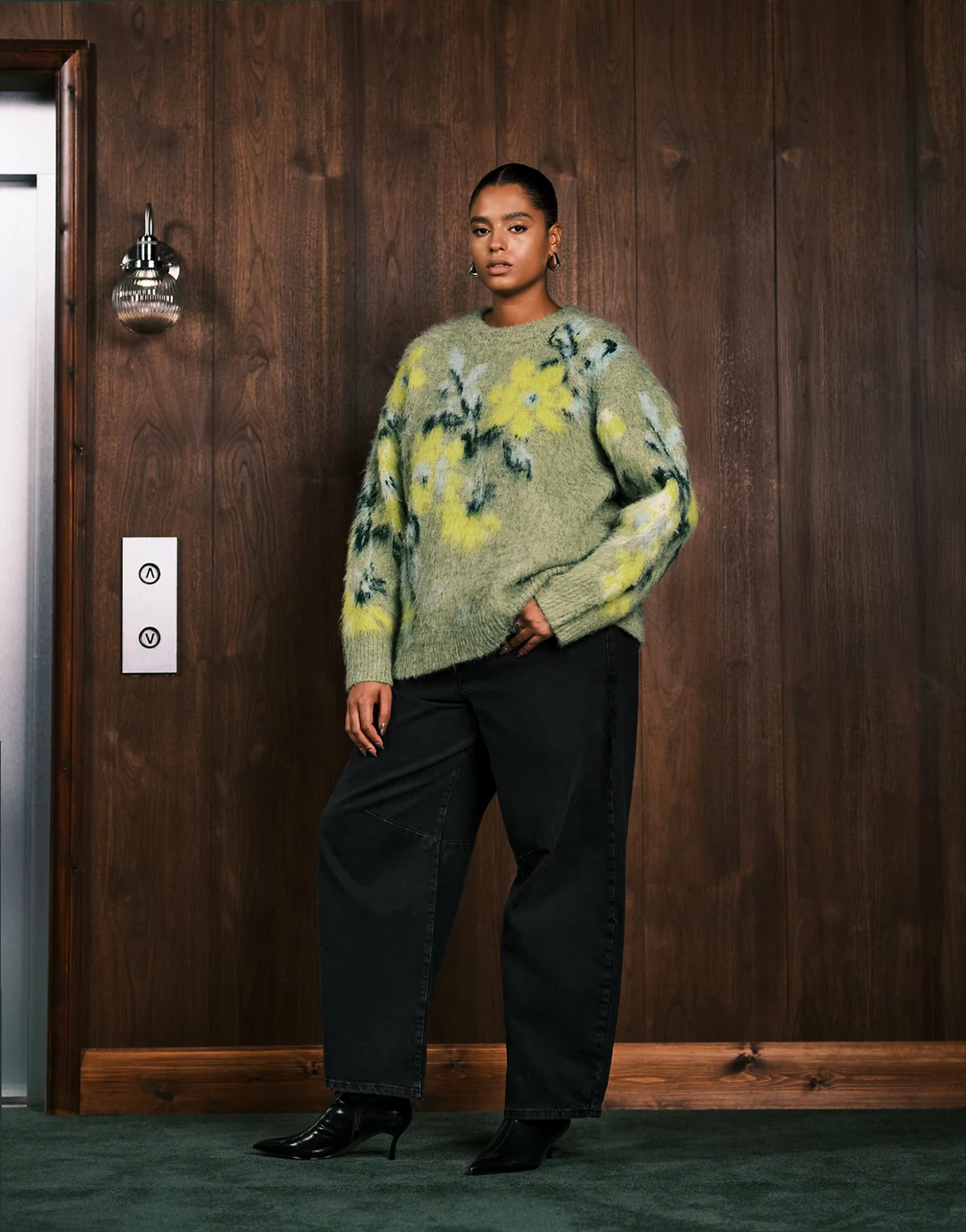 ASOS DESIGN Curve – Szałwiowy szczotkowany sweter z kwiatowym wzorem