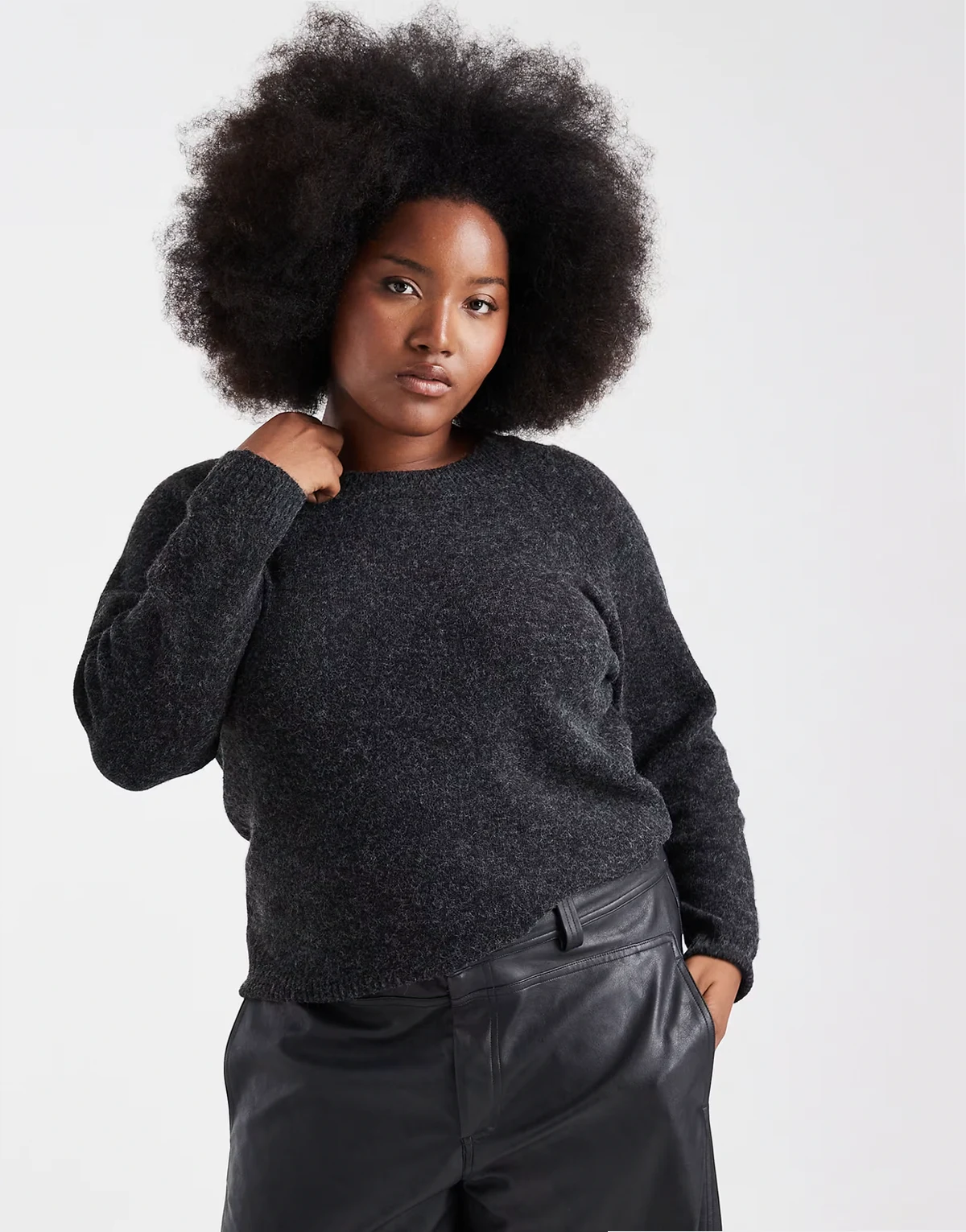 – Czarny sweter z miękkiej dzianiny z okrągłym dekoltem