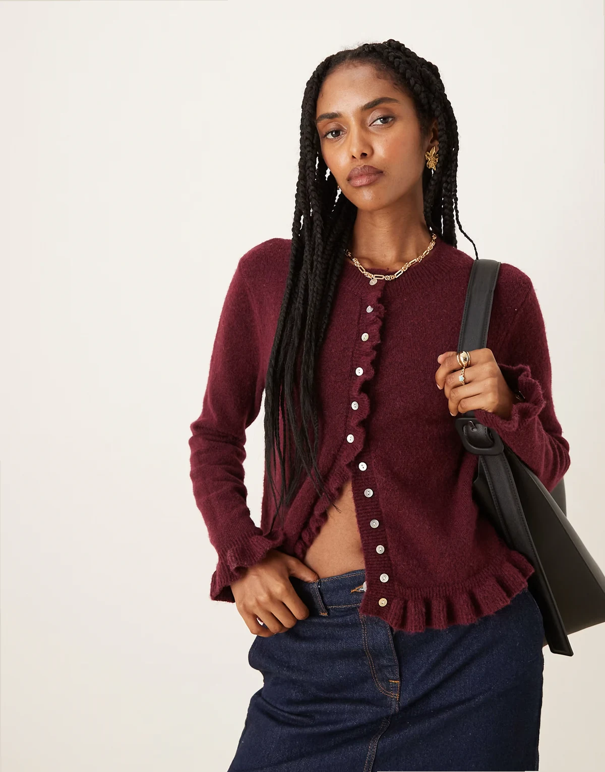 – Knapp geschnittene Strickjacke in Burgunderrot mit Knopfleiste und Rüschen