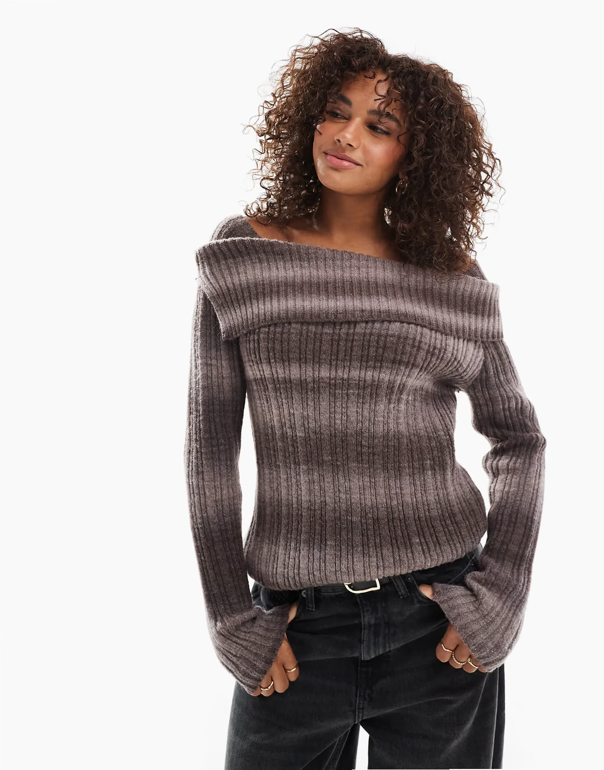 – Asymmetrisches Strickoberteil in dunklem Mauve mit Space-Dye-Färbund