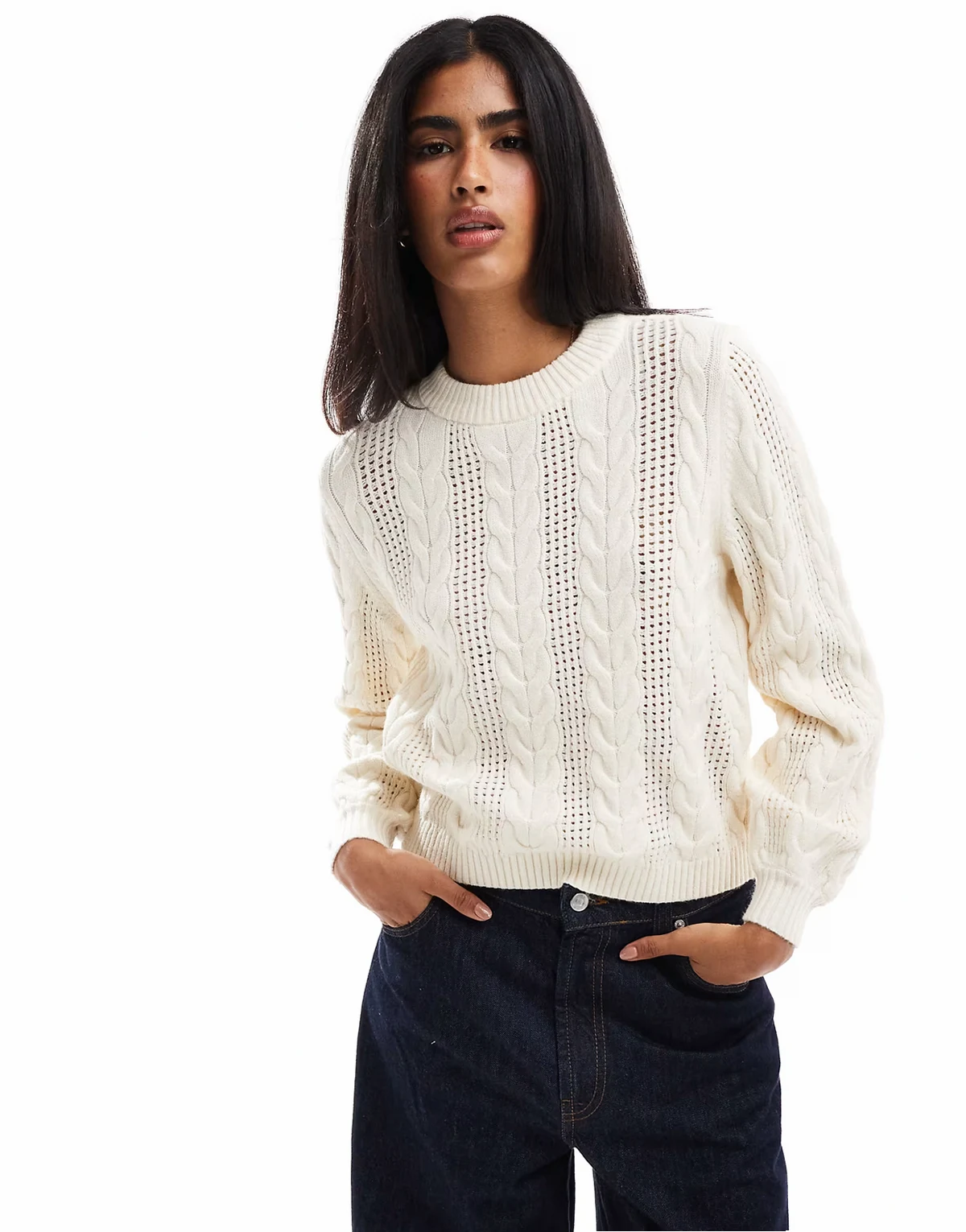 – Strickpullover in Cremeweiß mit Rundhalsausschnitt und Zopfmuster