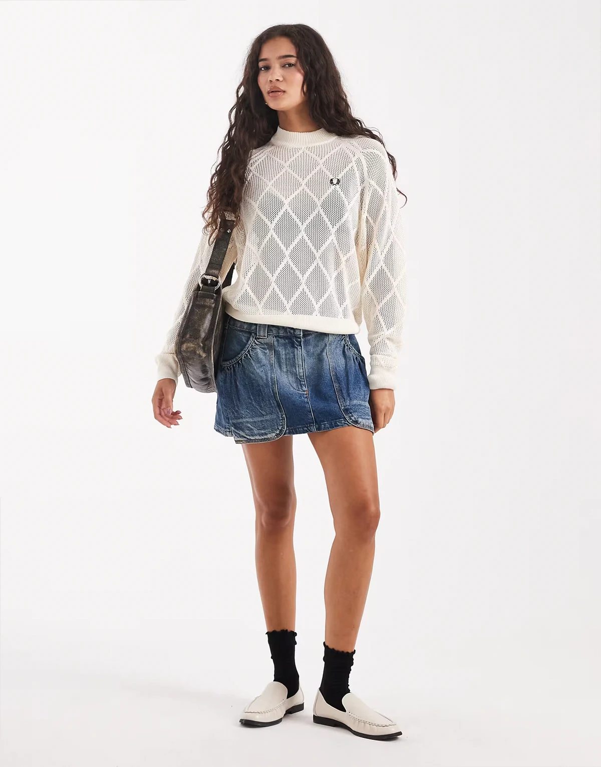 – Biały sweter z siateczkowej dzianiny w romby