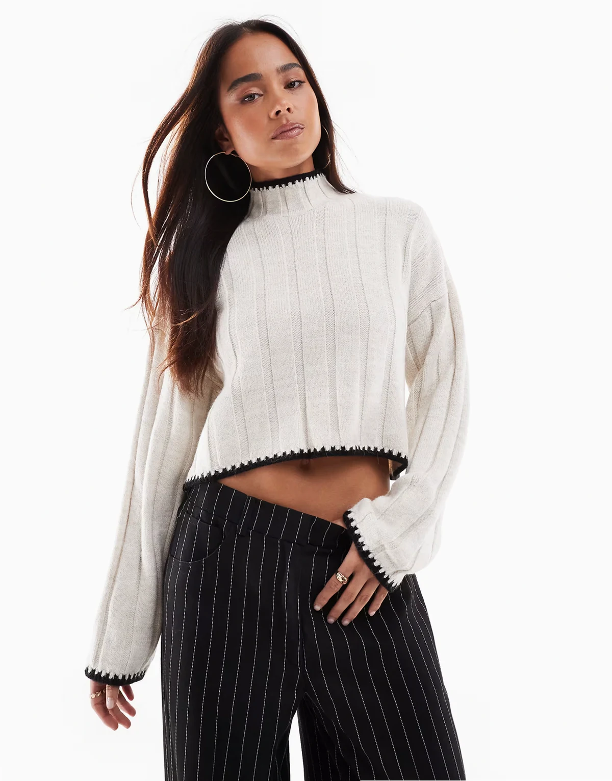 – Kurz geschnittener Strickpullover in Steinbeige mit farblich abgesetztem Rand