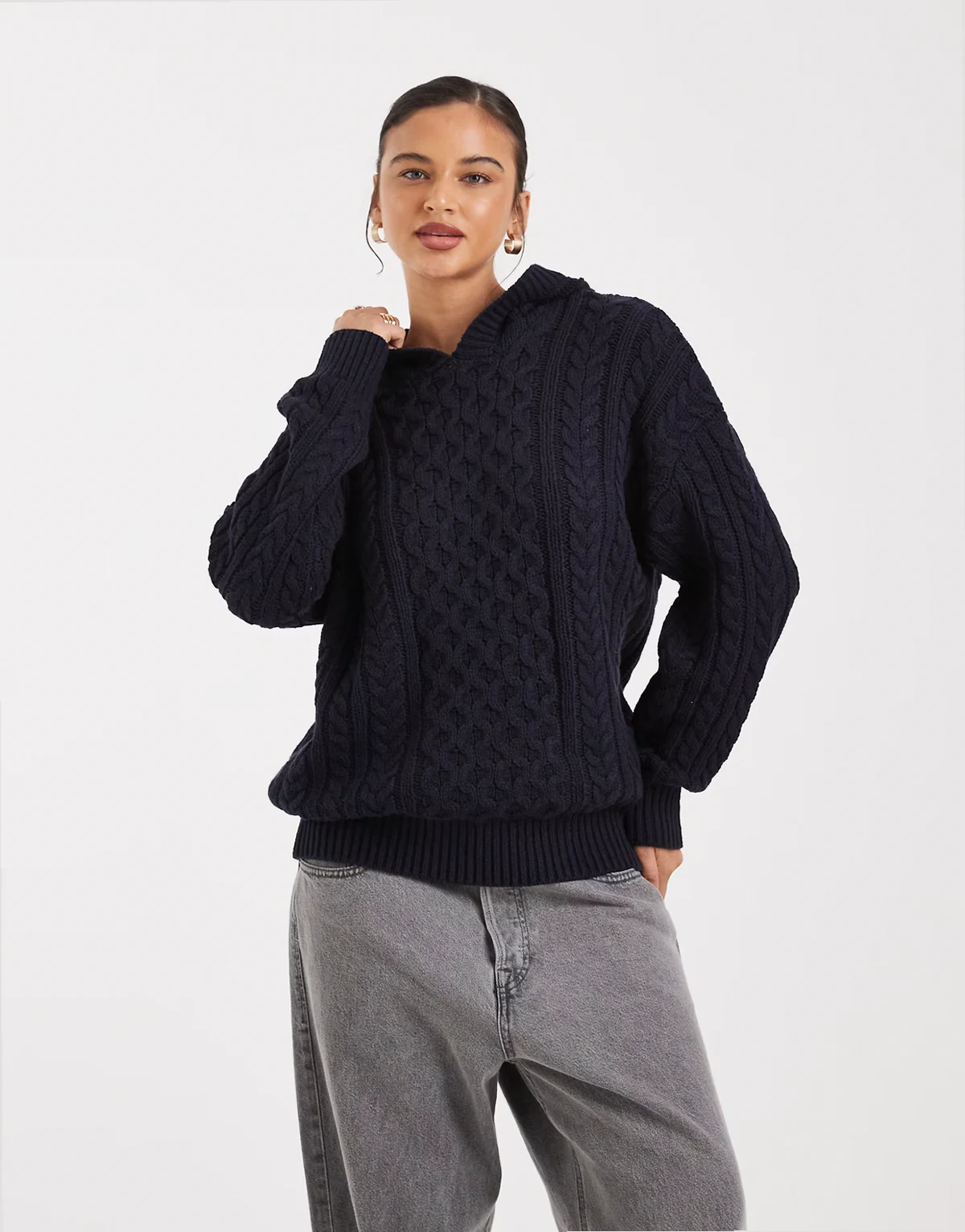 – Granatowy sweter o splocie warkoczowym