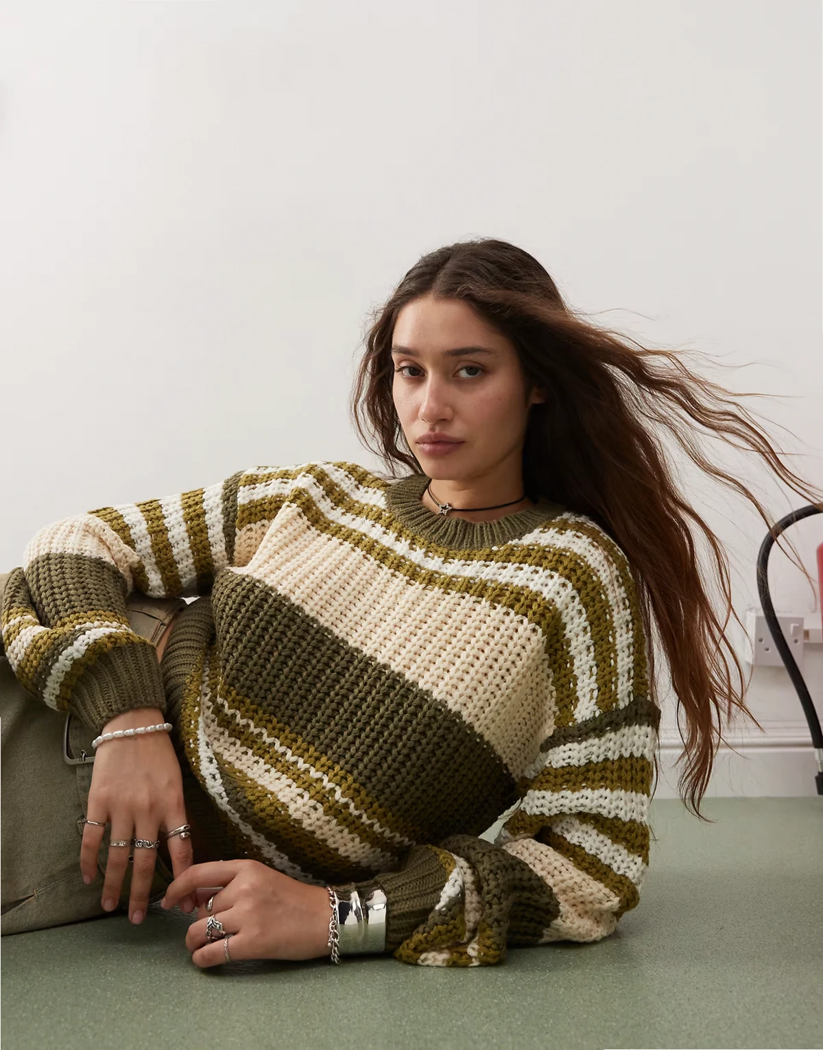 – Weitmaschiger Grobstrickpullover mit Streifen in Cremeweiß und Grün