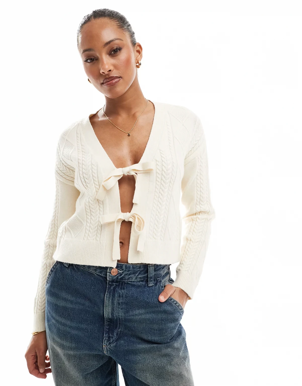 – Strickjacke in Creme mit Schnürung vorne