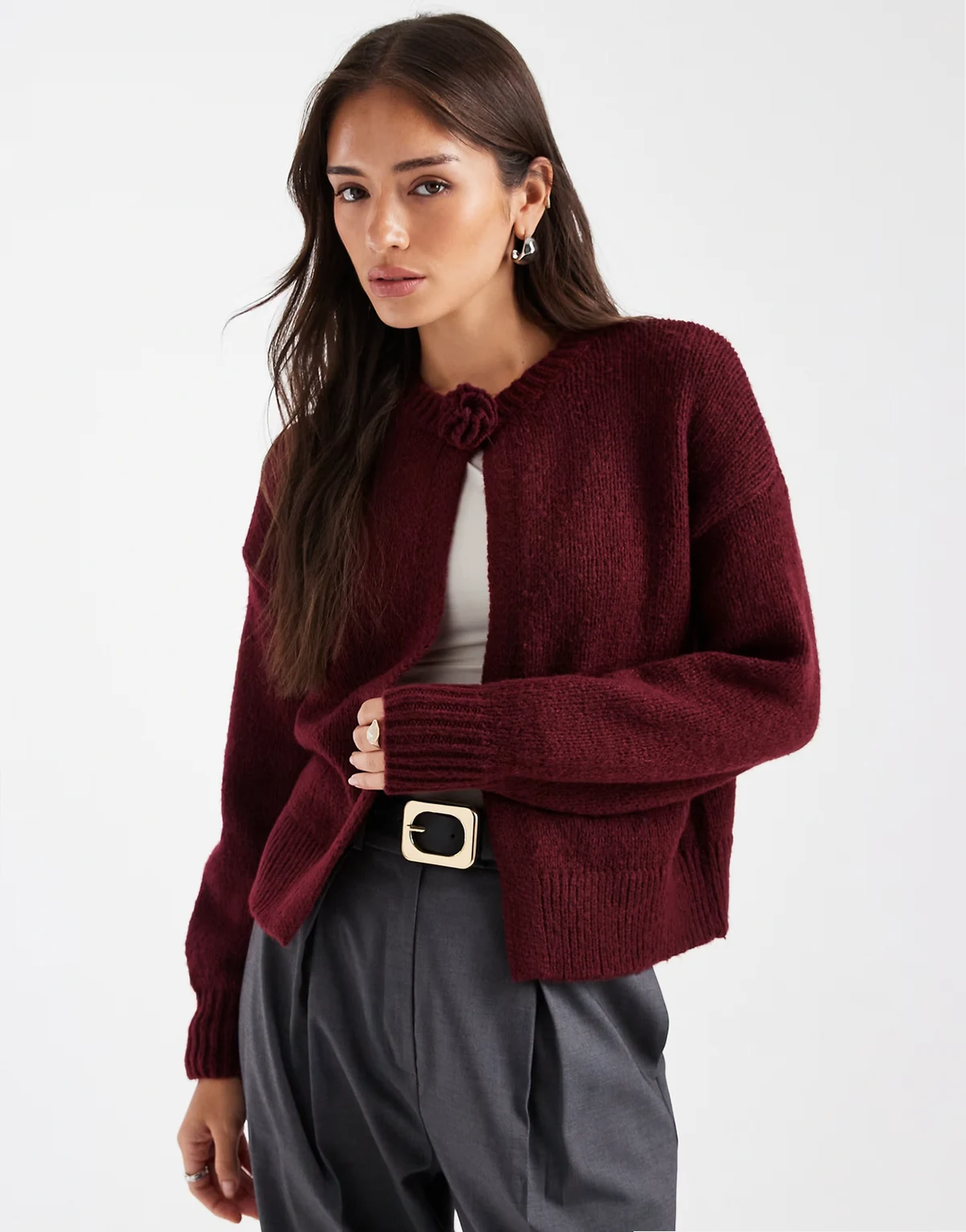 – Strickjacke in Burgunderrot mit Blumenapplikation