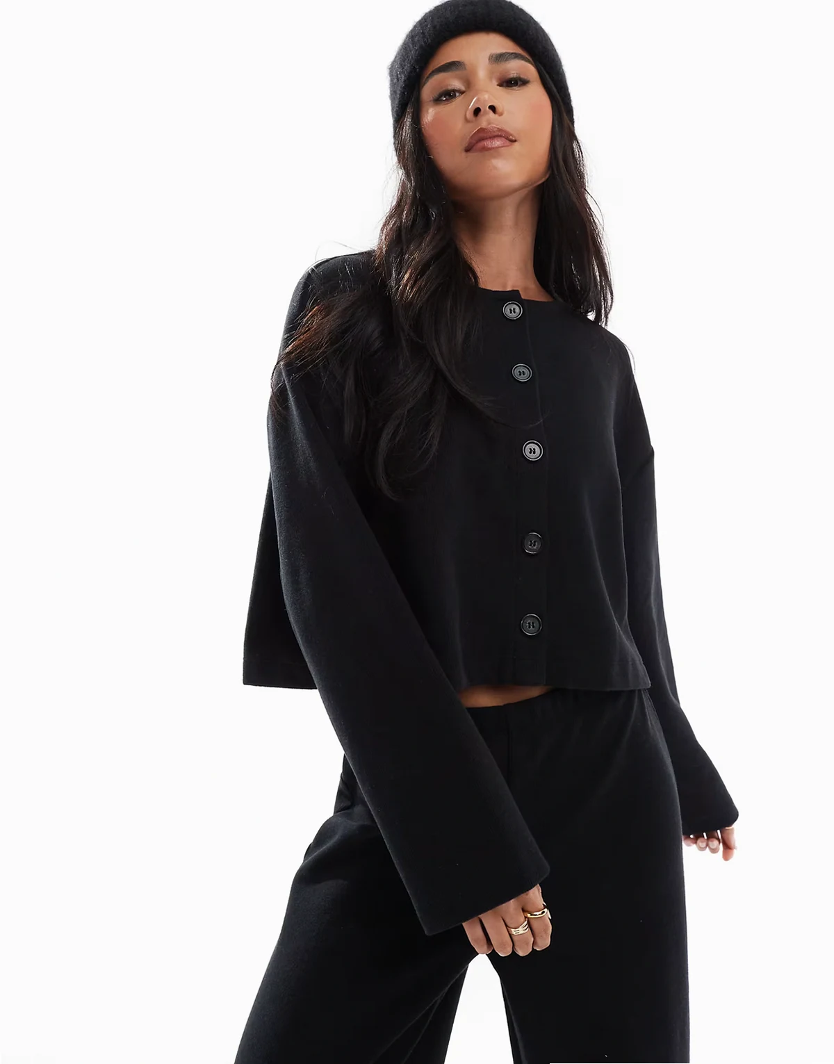 – Strickjacke in Schwarz mit weicher Rippenstruktur