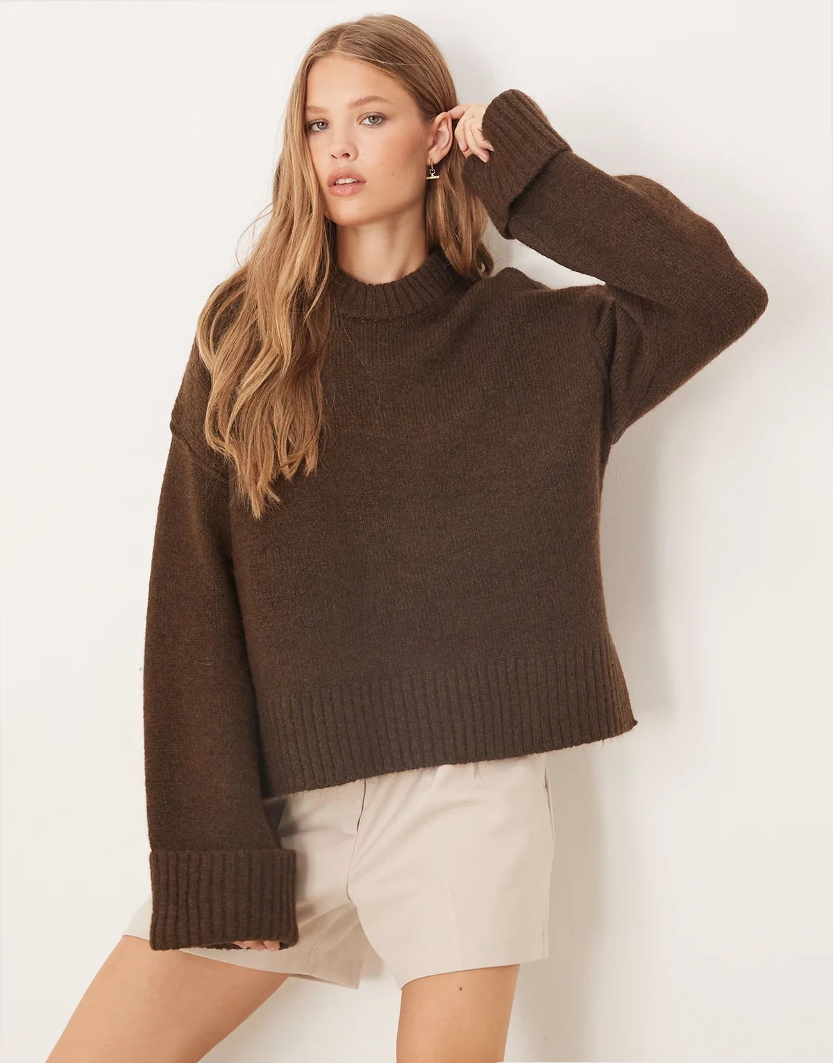 – Relaxed Fit Strickpullover in Dunkelbraun mit Rundhalsausschnitt und umgeschlagenen Ärmeln